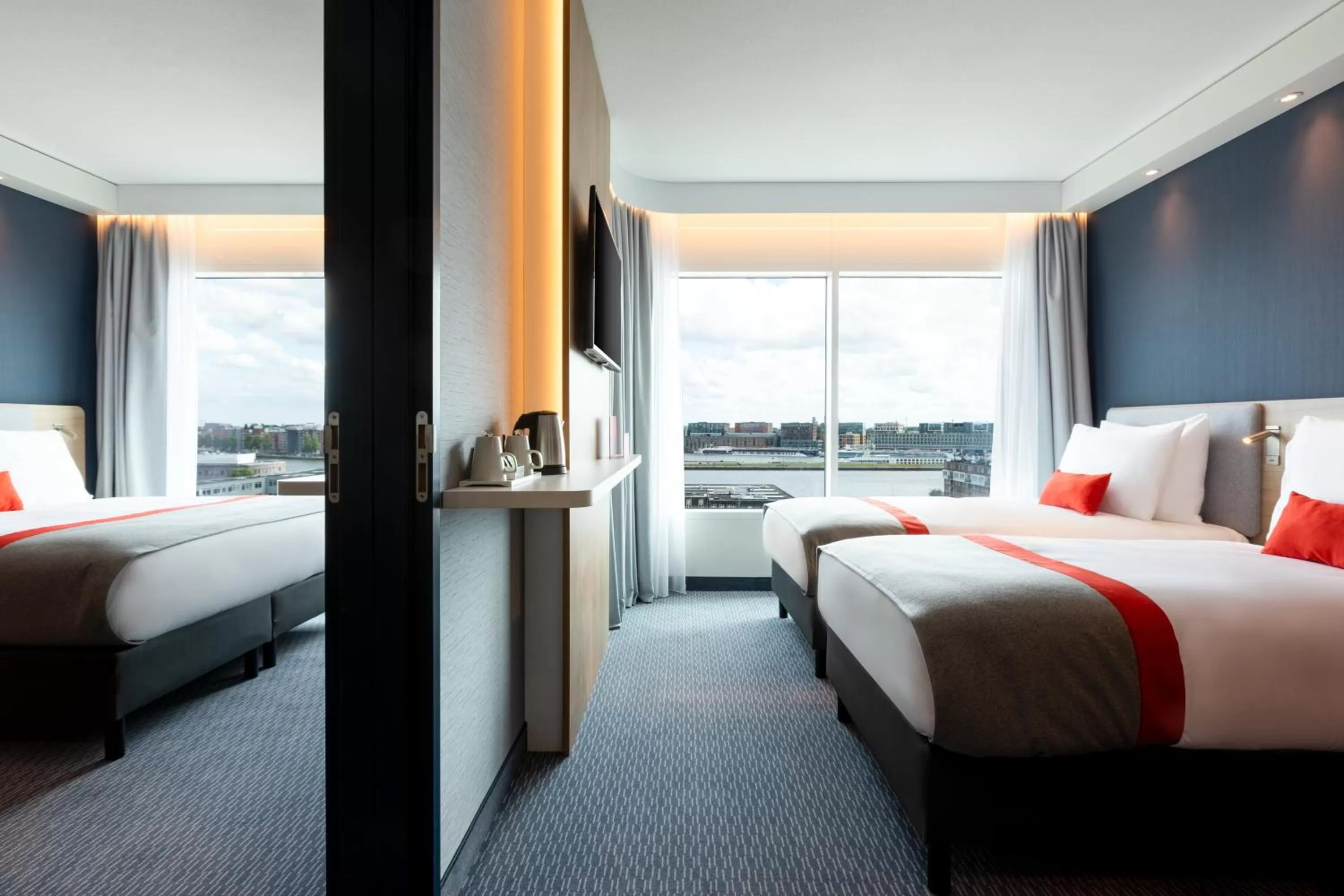 Photo of the whole room, Bed in Holiday Inn Express Amsterdam - North Riverside by IHG