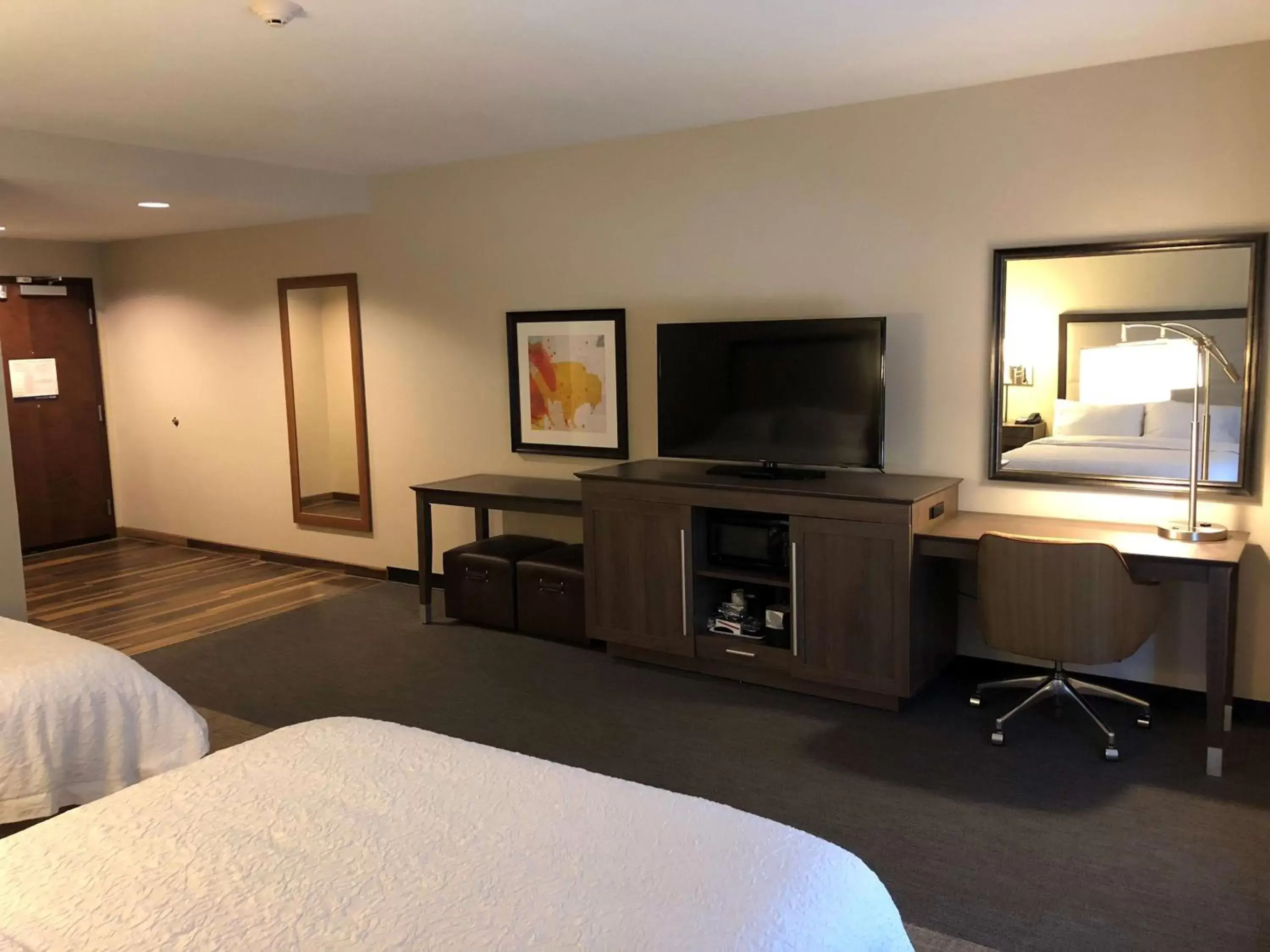 Bedroom, TV/Entertainment Center in Hampton Inn & Suites Ponca City