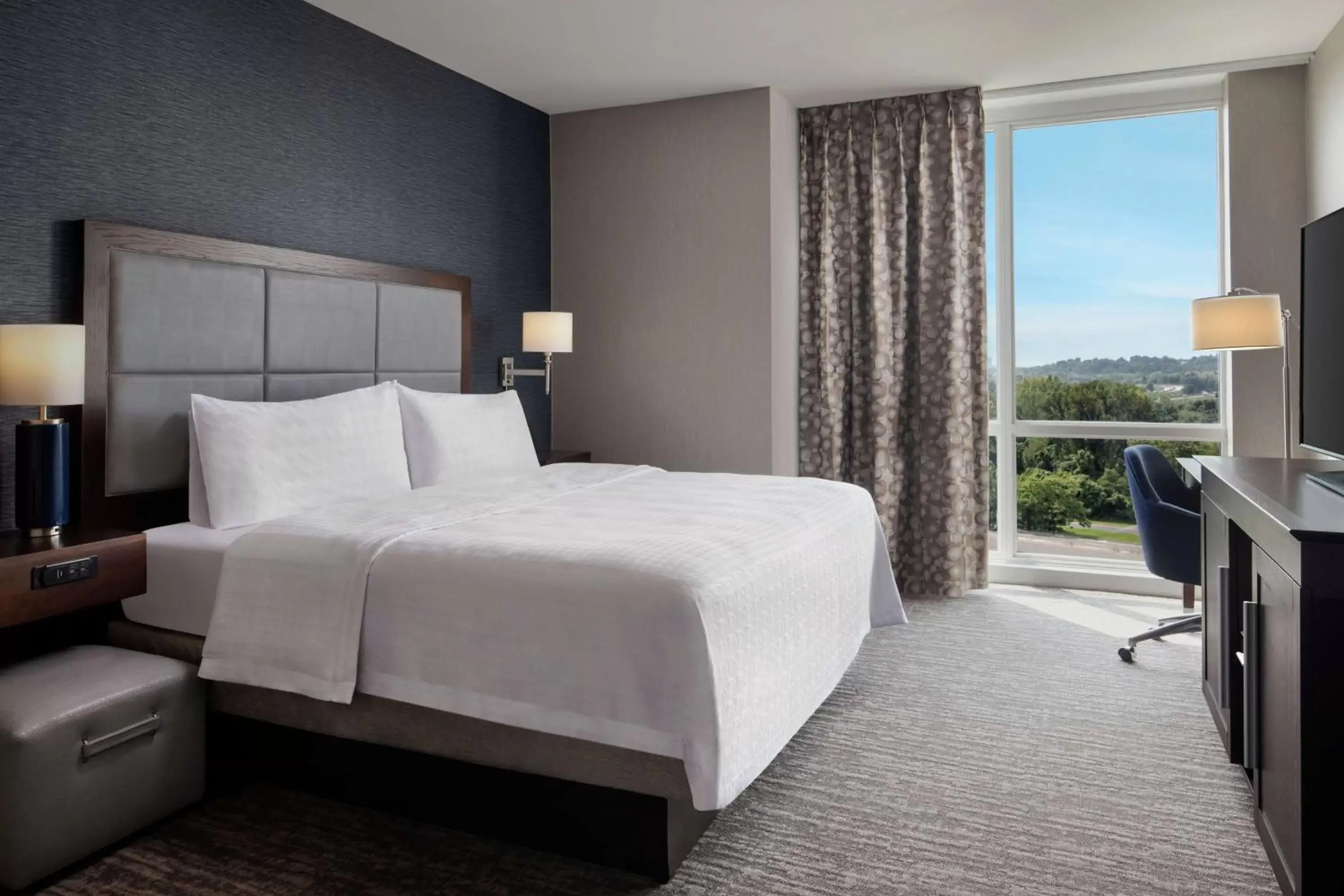 Bedroom, Bed in Hampton Inn & Suites Teaneck/Glenpointe