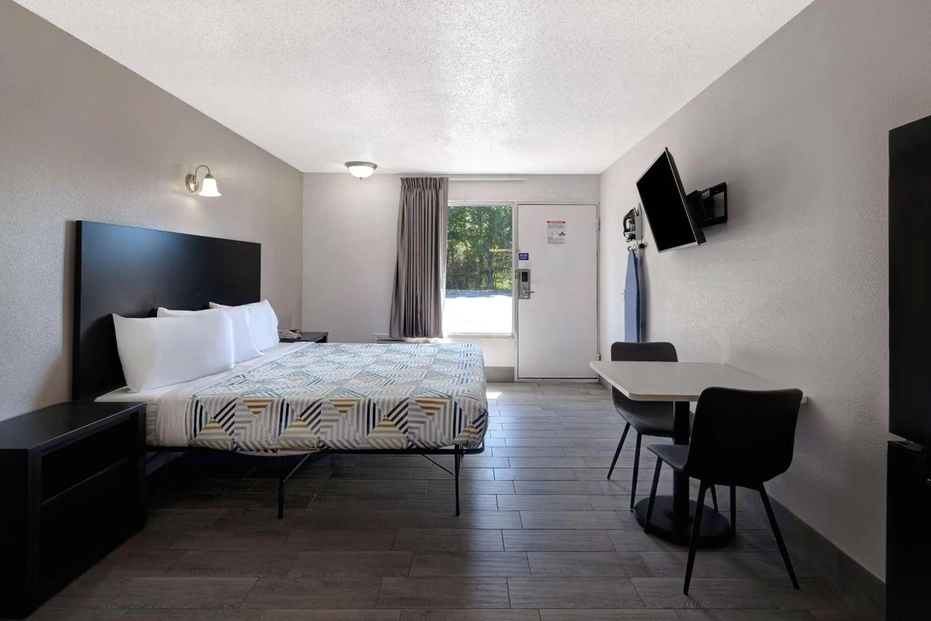 Bedroom in Motel 6 Branson West, MO - Silver Dollar City