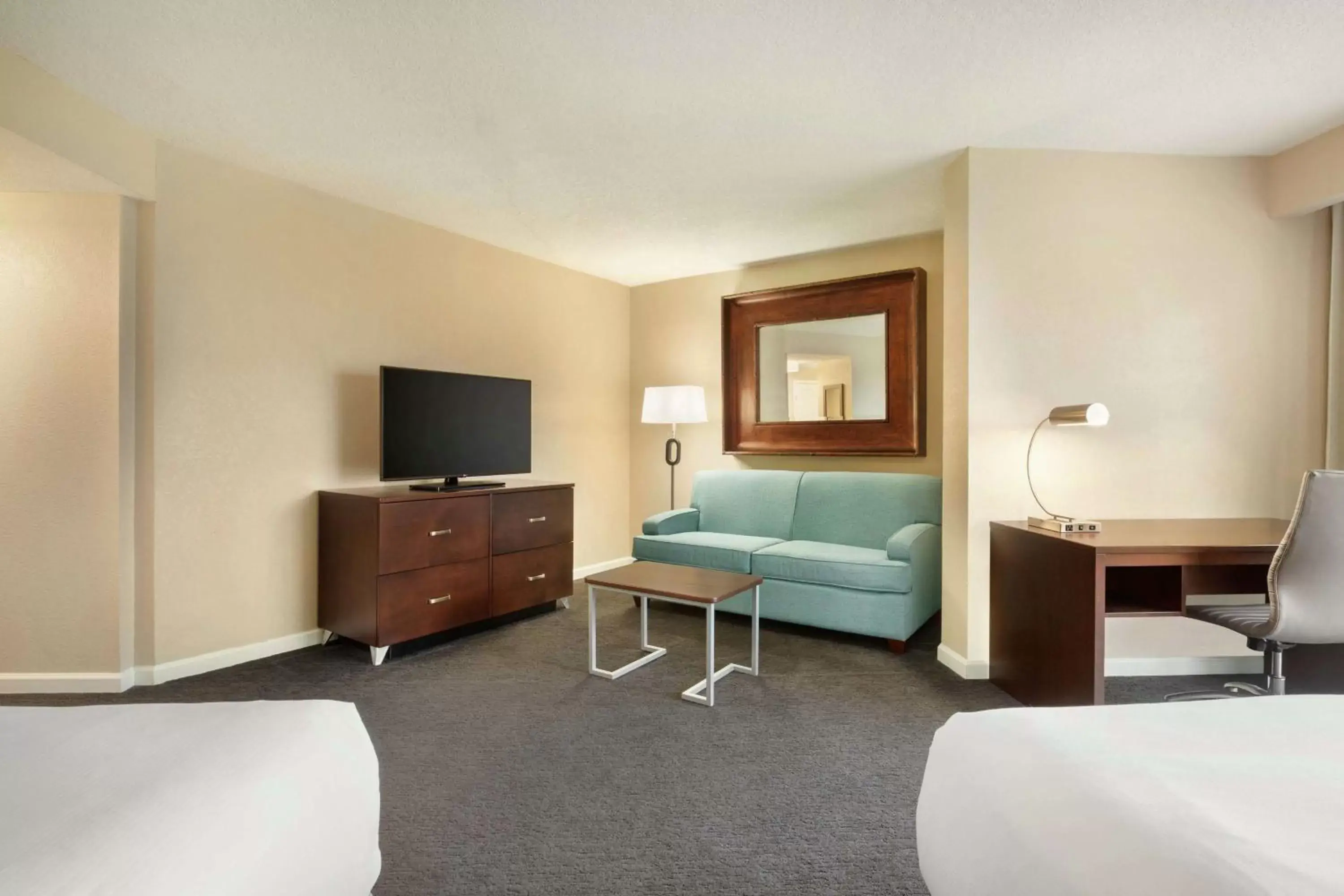 Bedroom, TV/Entertainment Center in DoubleTree by Hilton Orlando Downtown