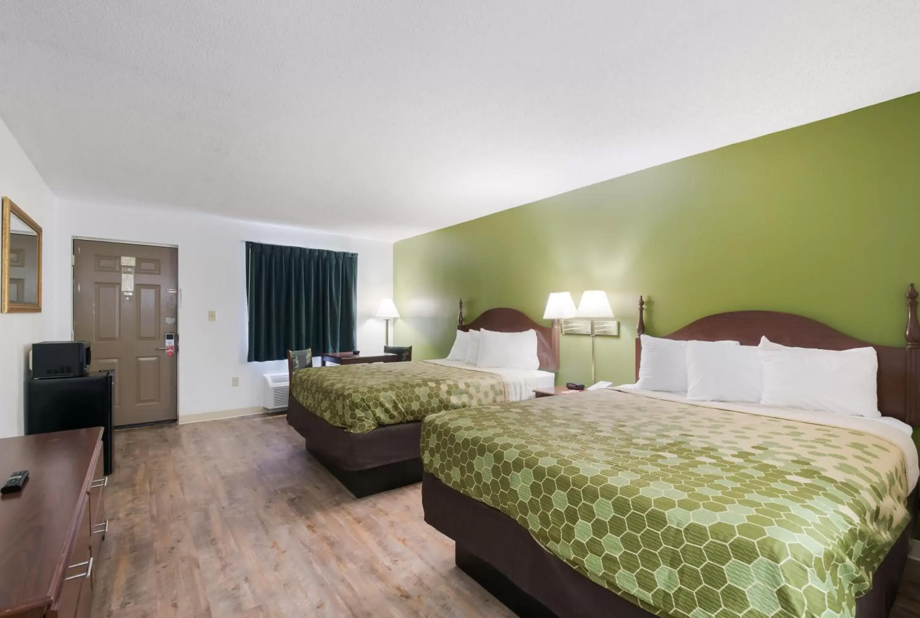 Bed in Econo Lodge Inn And Suites East