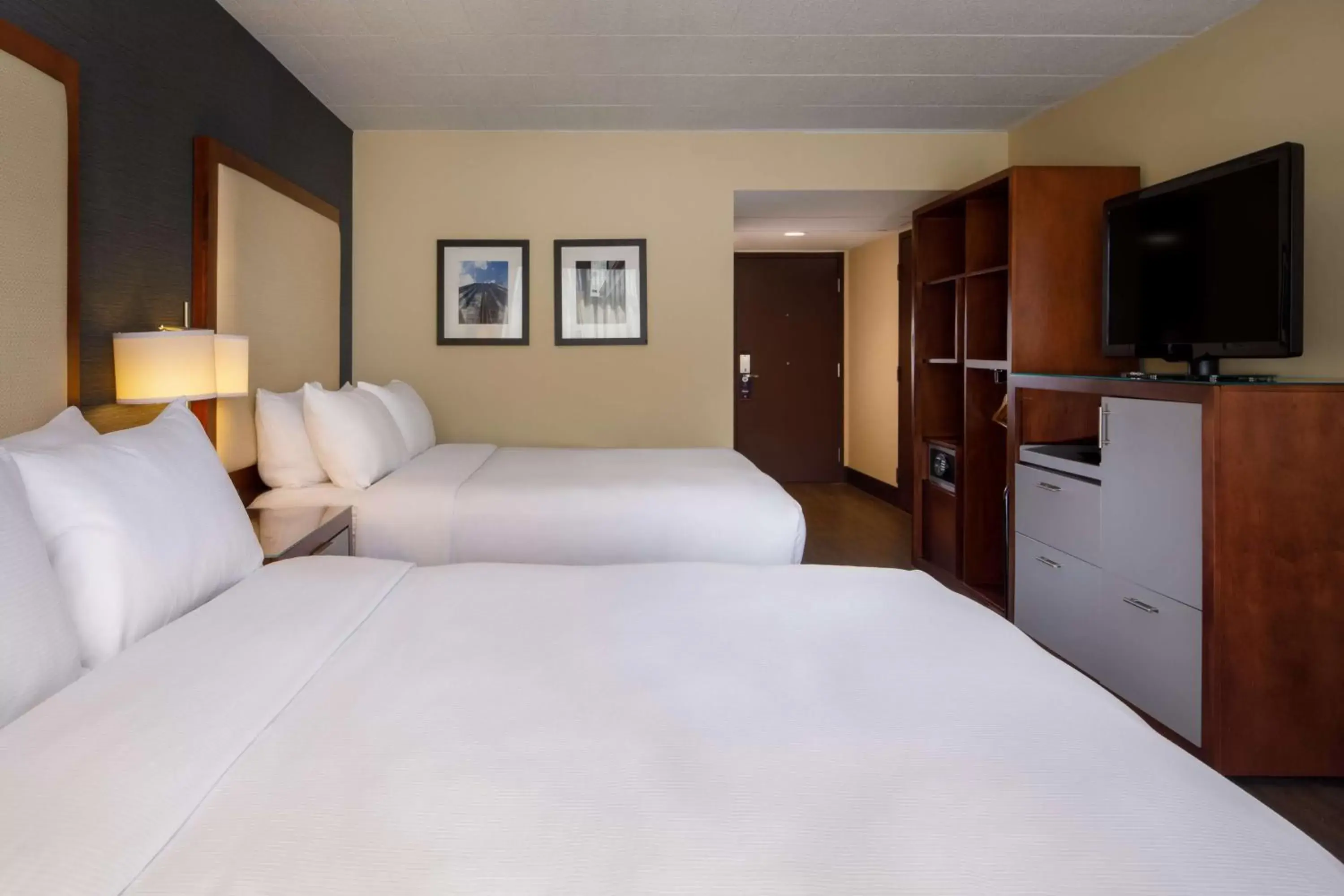 Bedroom, Bed in DoubleTree by Hilton Pittsburgh - Cranberry