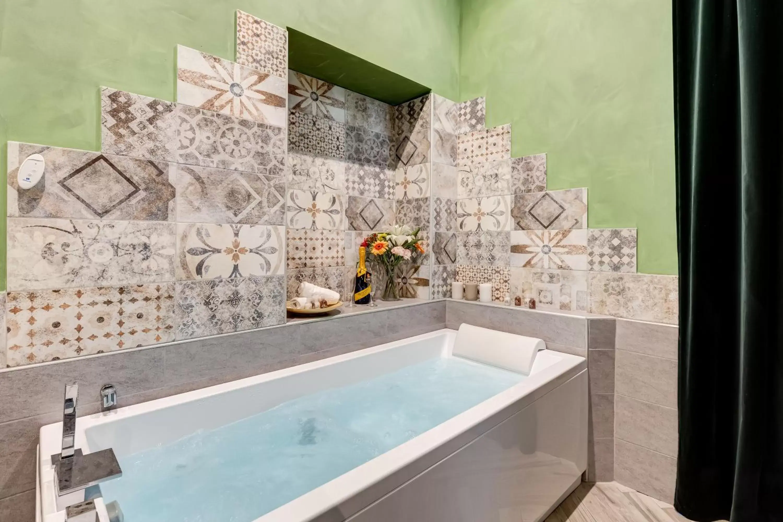Hot Tub, Bathroom in Ripetta Luxurious Suites