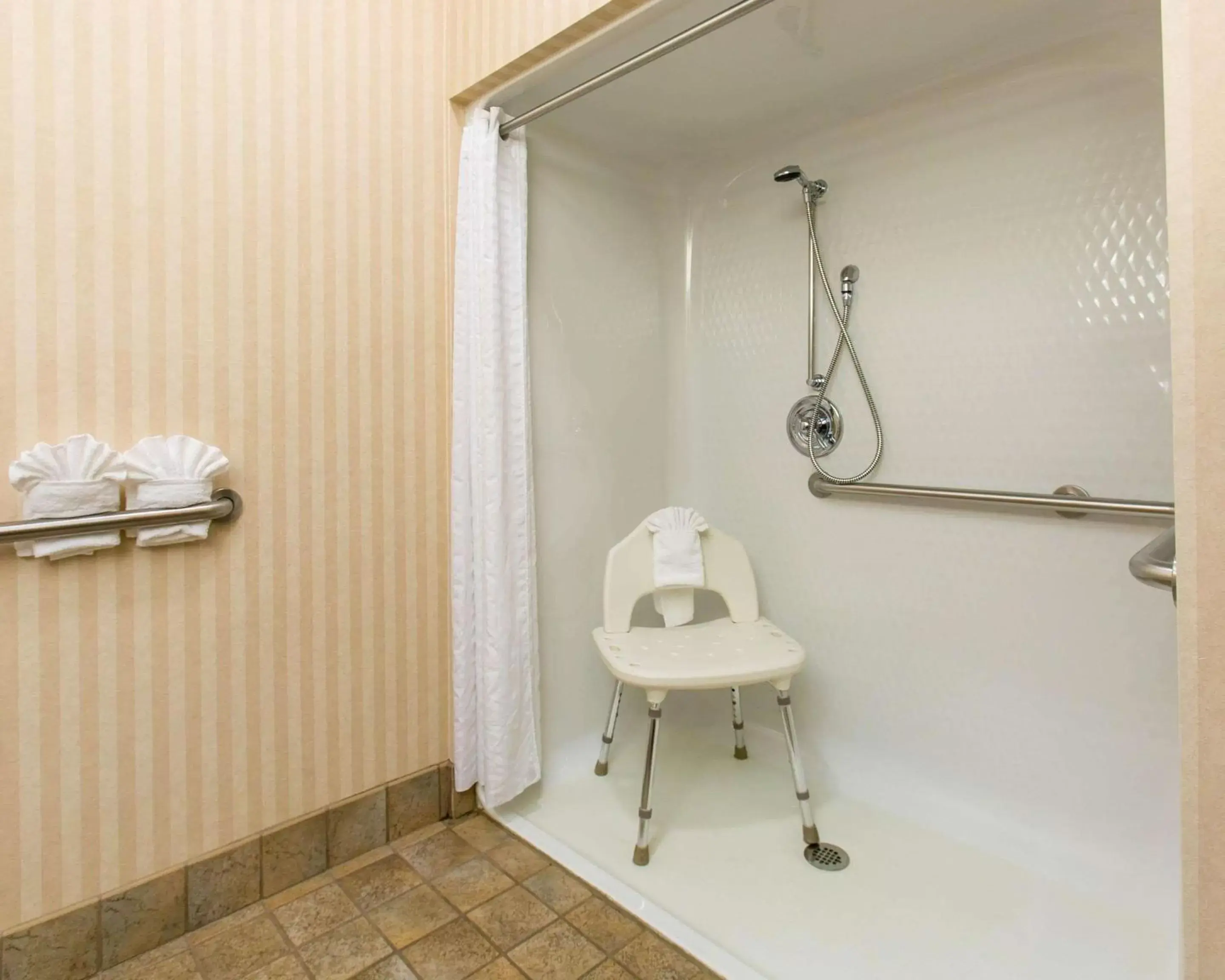 Bathroom in Comfort Inn Warrensburg Station