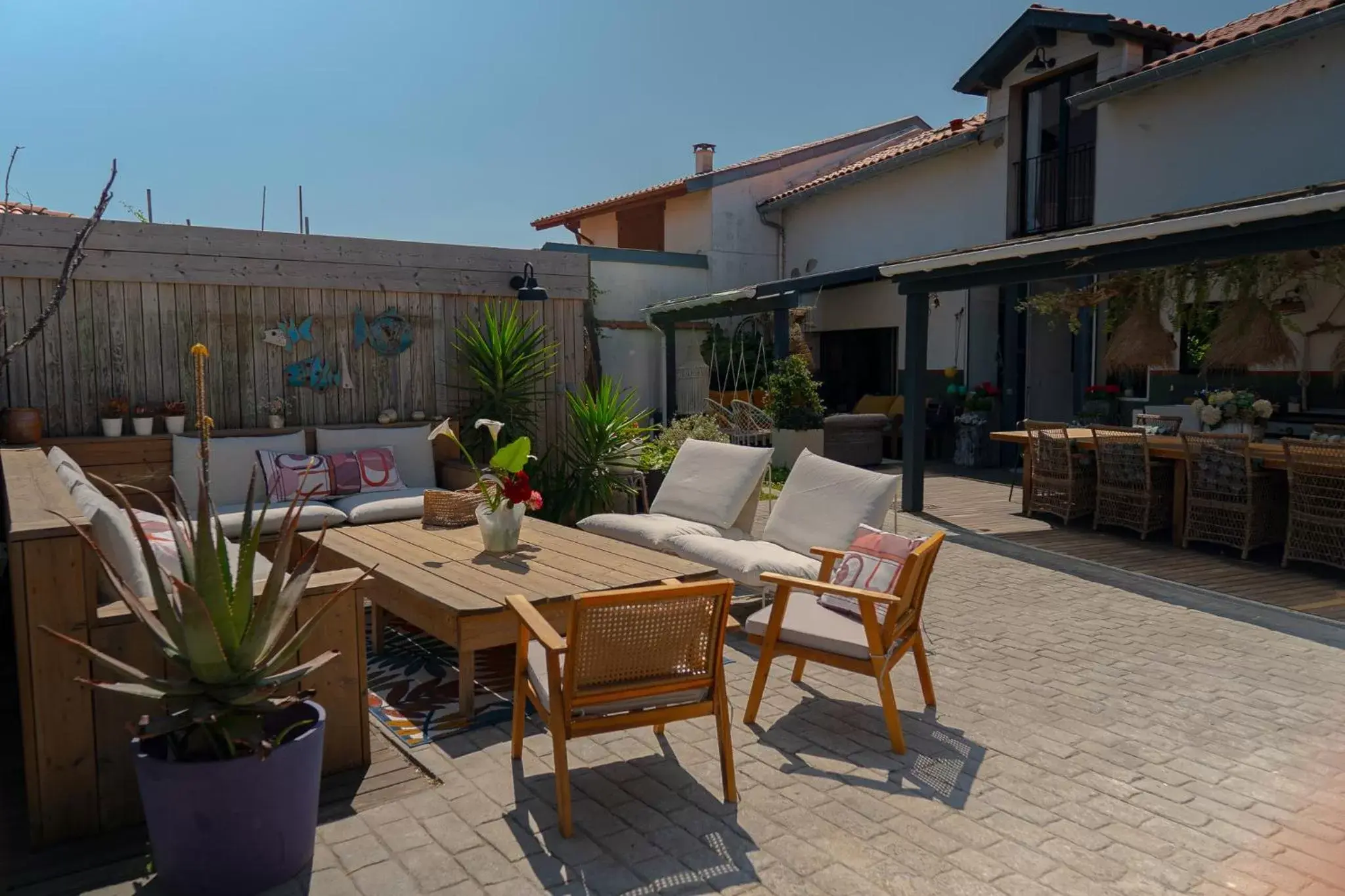 Patio in Biarritz Surf Lodge Chambre d'hôtes