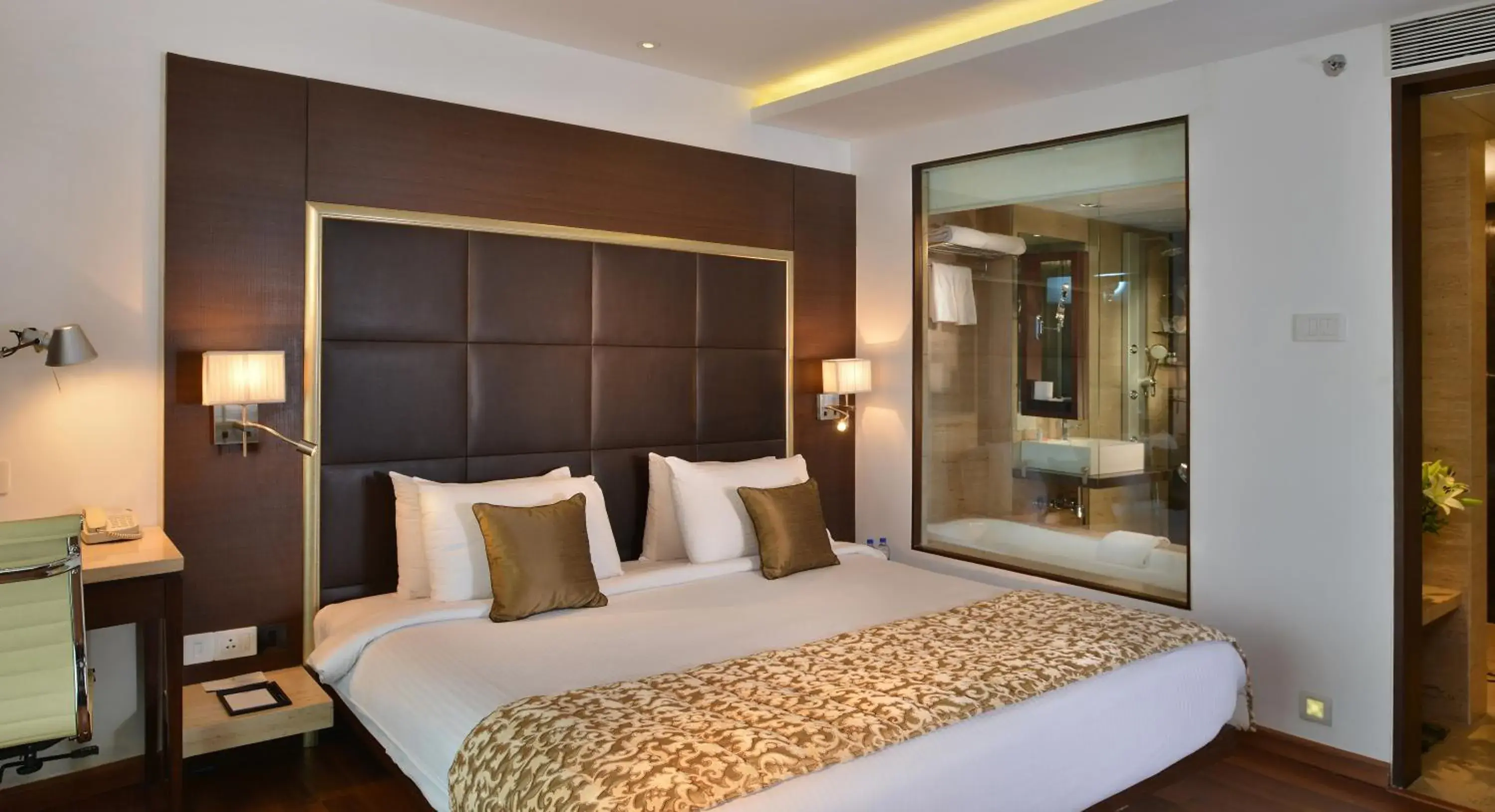 Photo of the whole room, Bed in Majestic Court Sarovar Portico