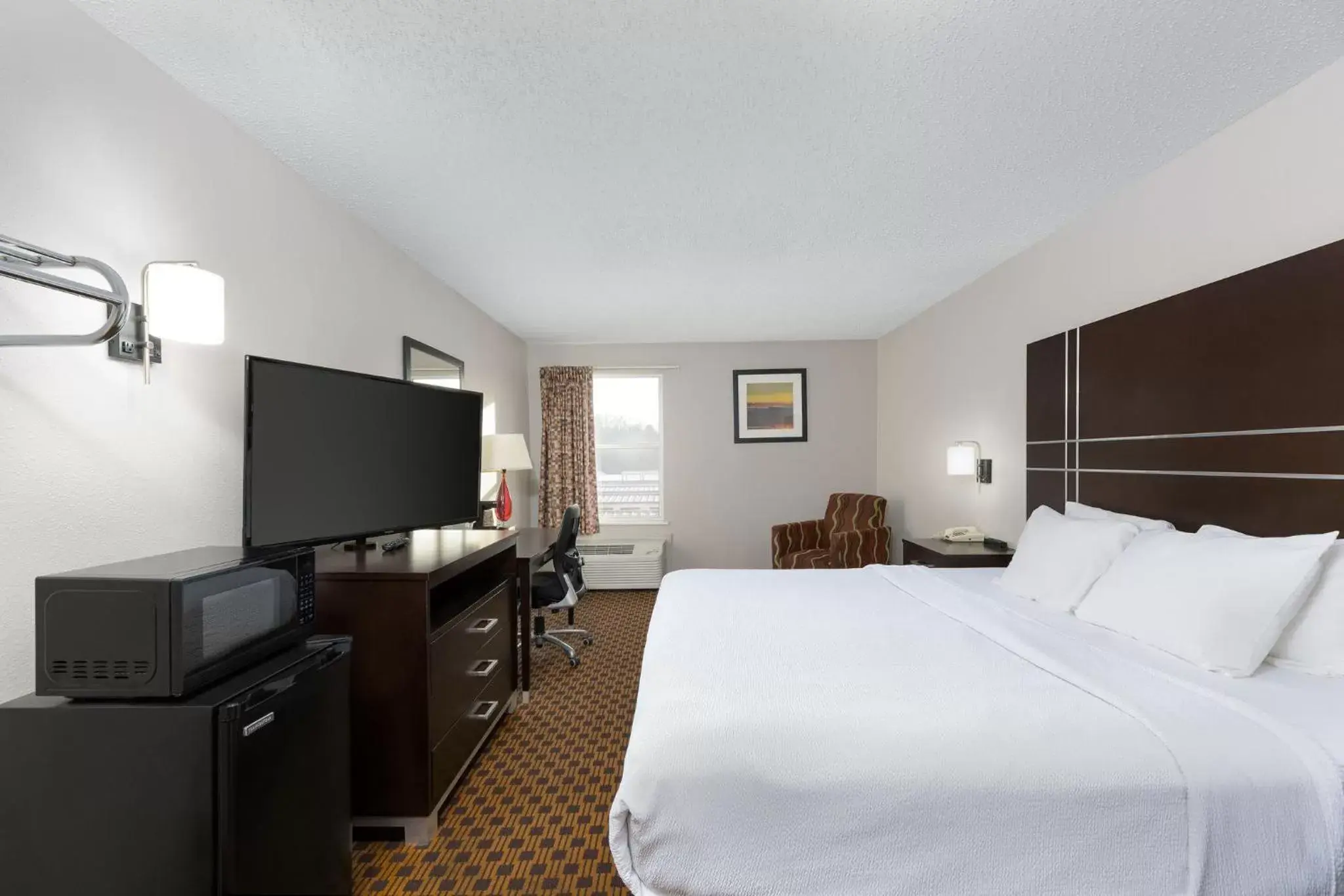 Bedroom, TV/Entertainment Center in SureStay Plus Hotel Chattanooga Hamilton Place by Best Western