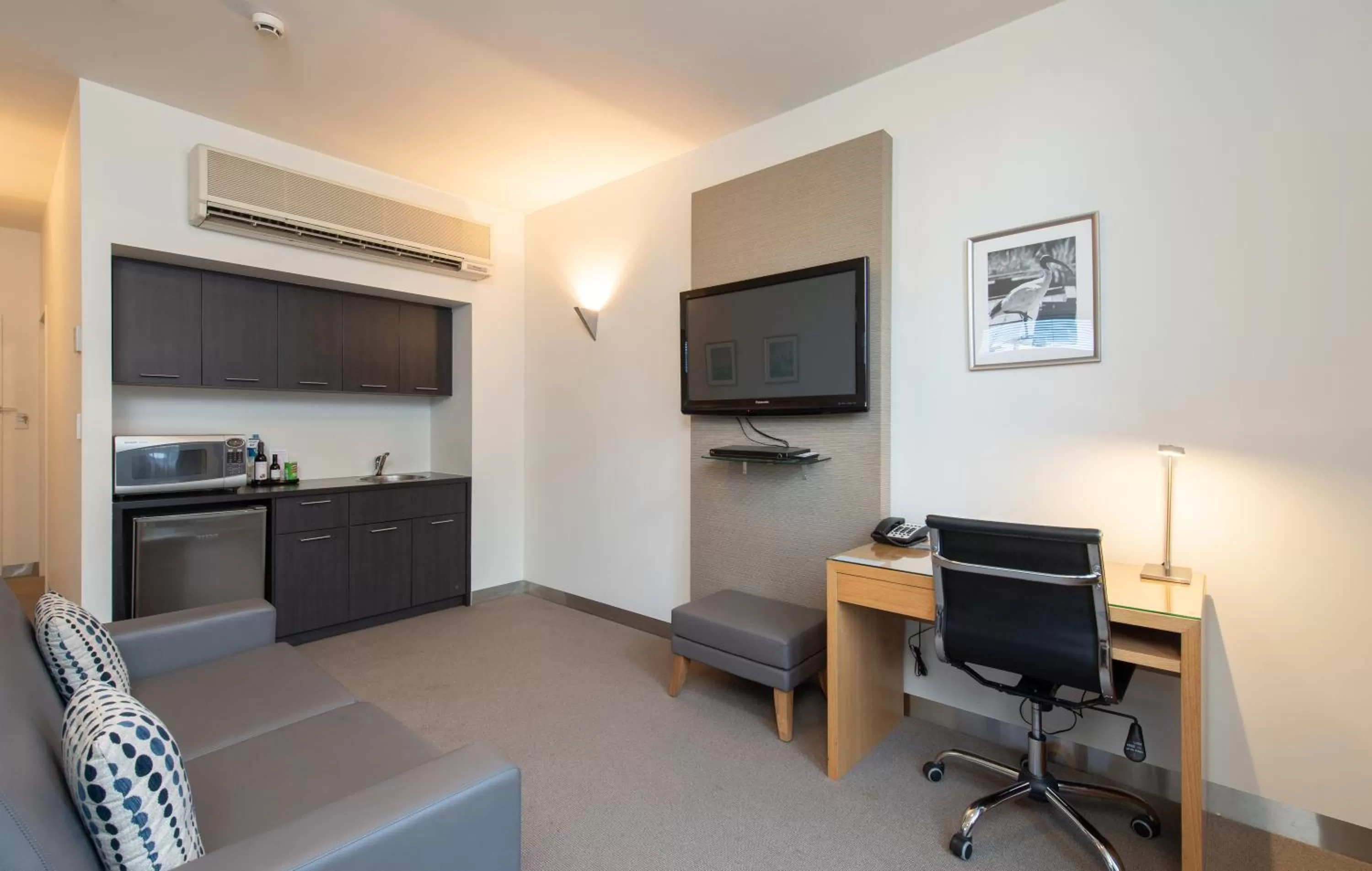 TV and multimedia in Mawson Lakes Hotel