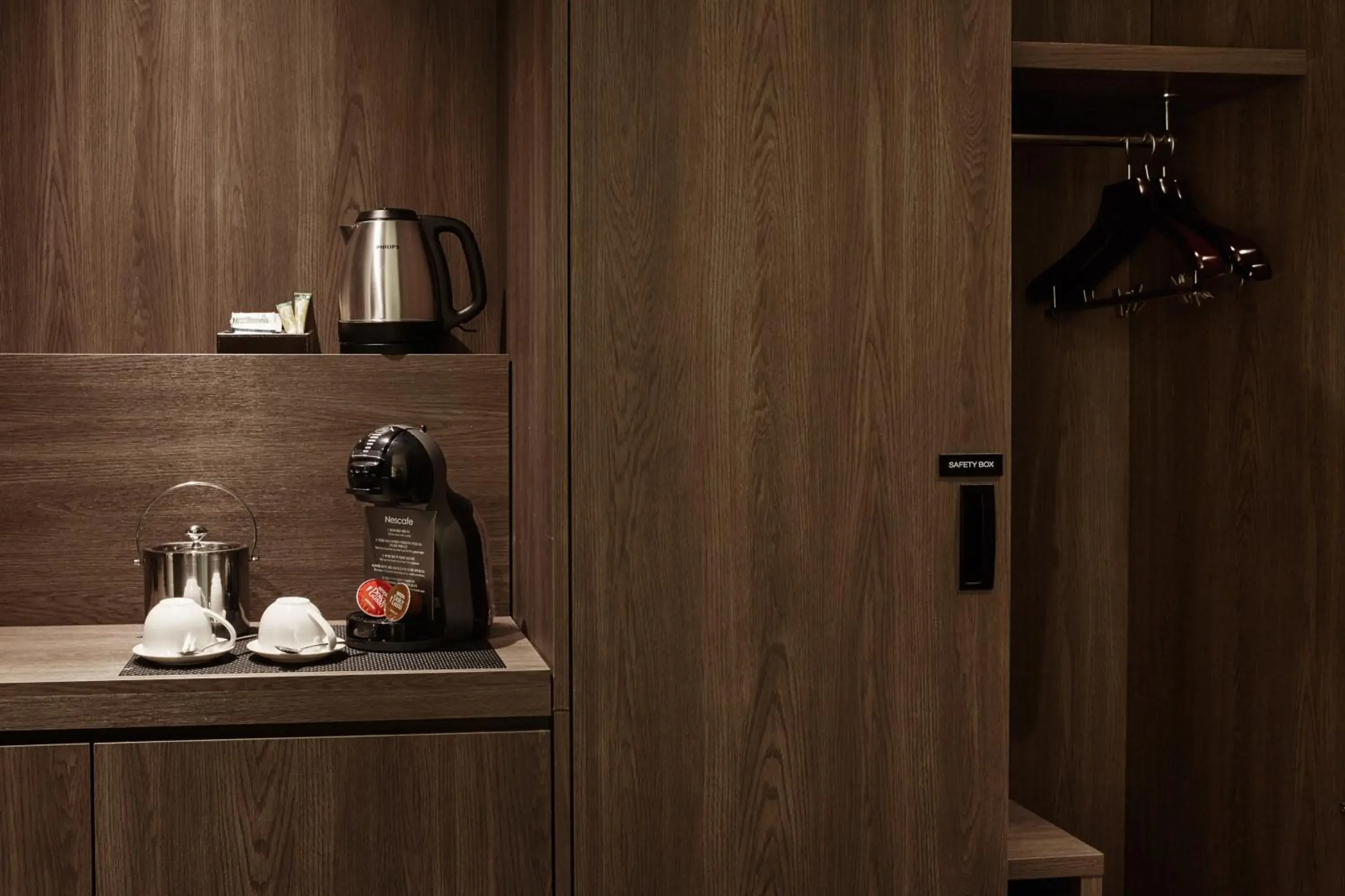 wardrobe, Bathroom in Kent Hotel Gwangalli By Kensington