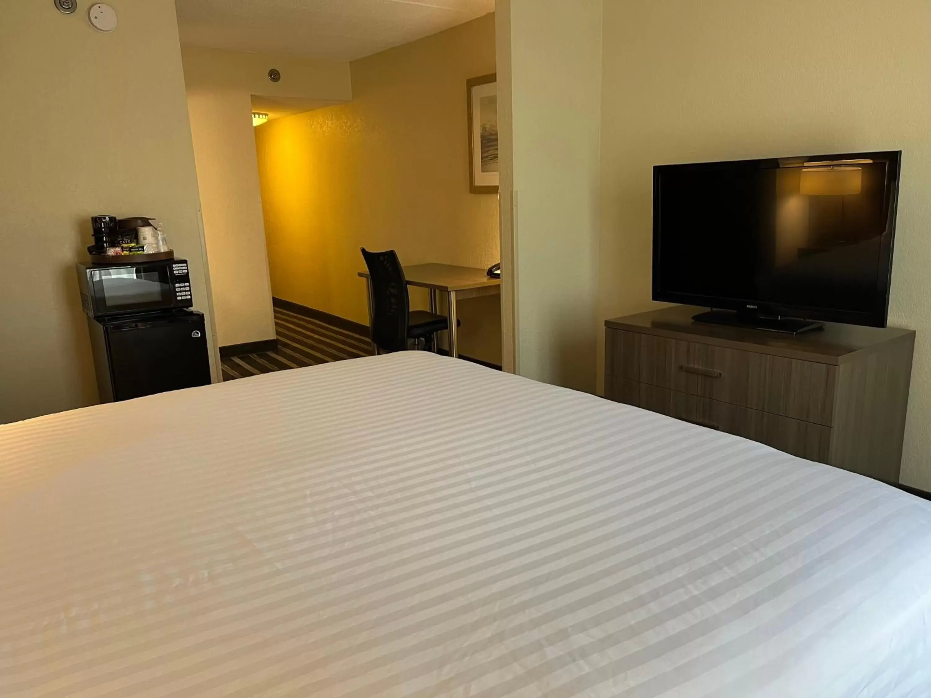 Bedroom, Bed in Sky Point Hotel & Suites - Atlanta Airport