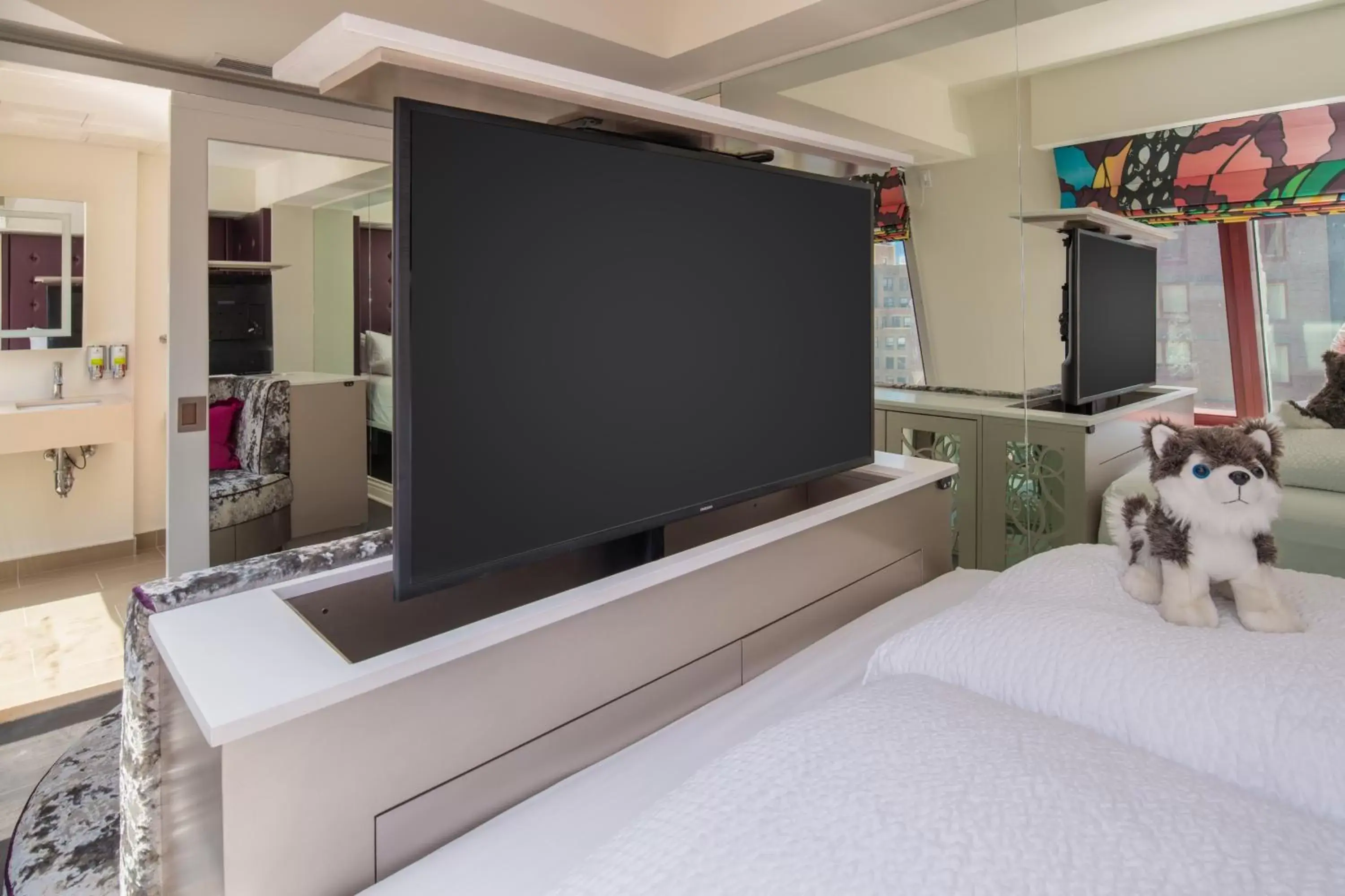 TV and multimedia, TV/Entertainment Center in Staypineapple, An Artful Hotel, Midtown New York