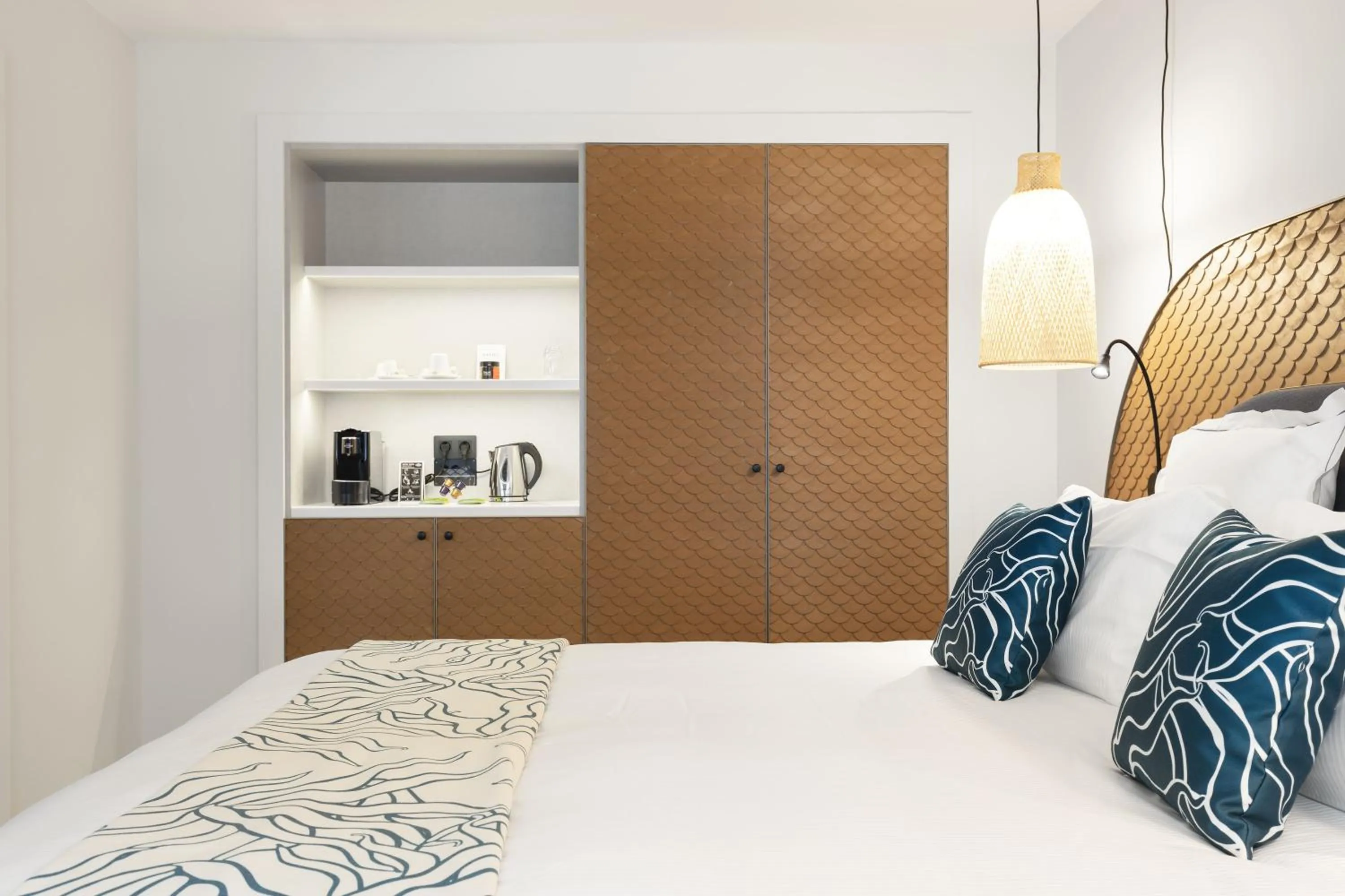 Bedroom, Bed in Black Bass Hotel