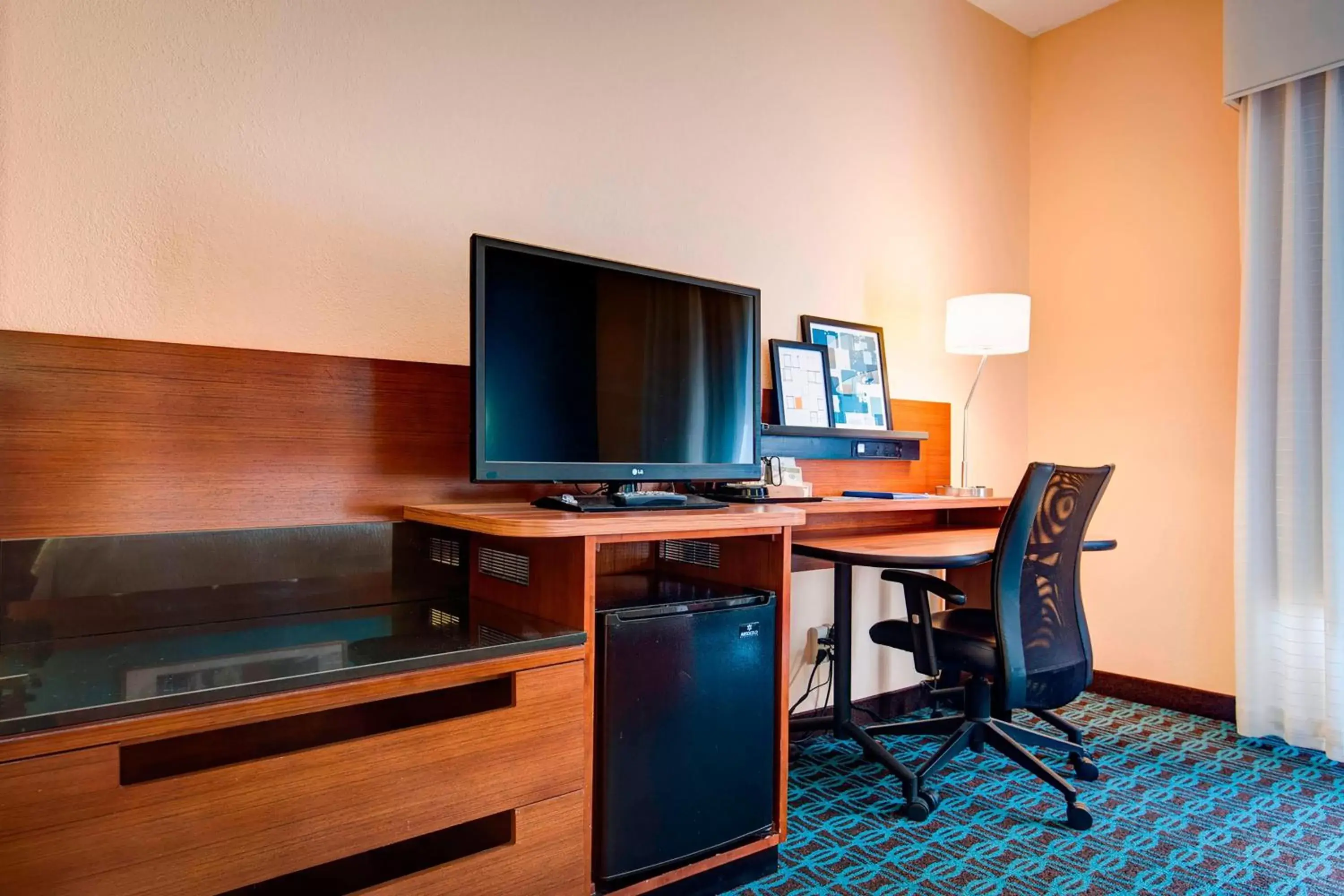 Photo of the whole room, TV/Entertainment Center in Fairfield Inn Green Bay Southwest