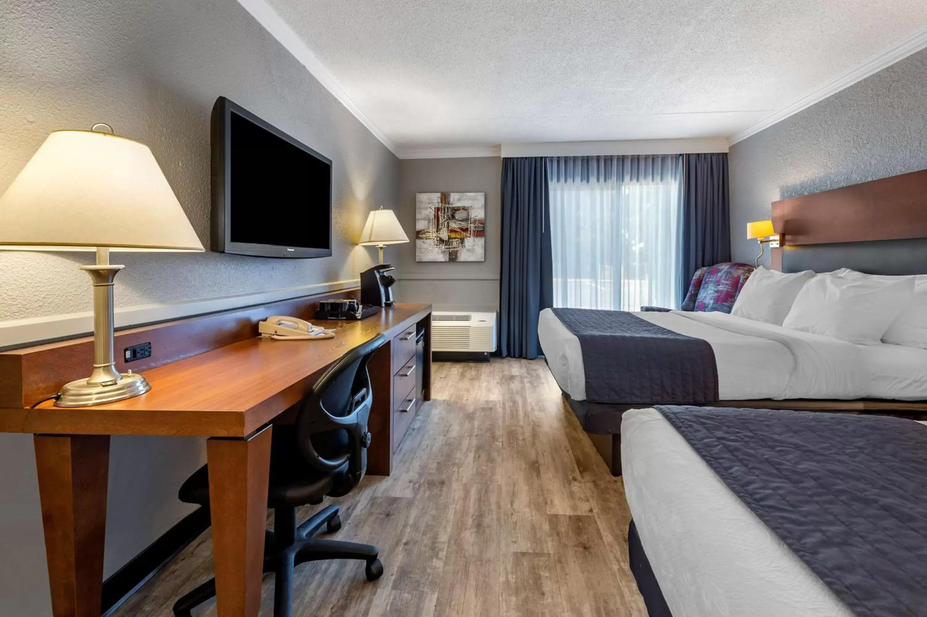 Bedroom, TV/Entertainment Center in Best Western Hotel Universel Drummondville