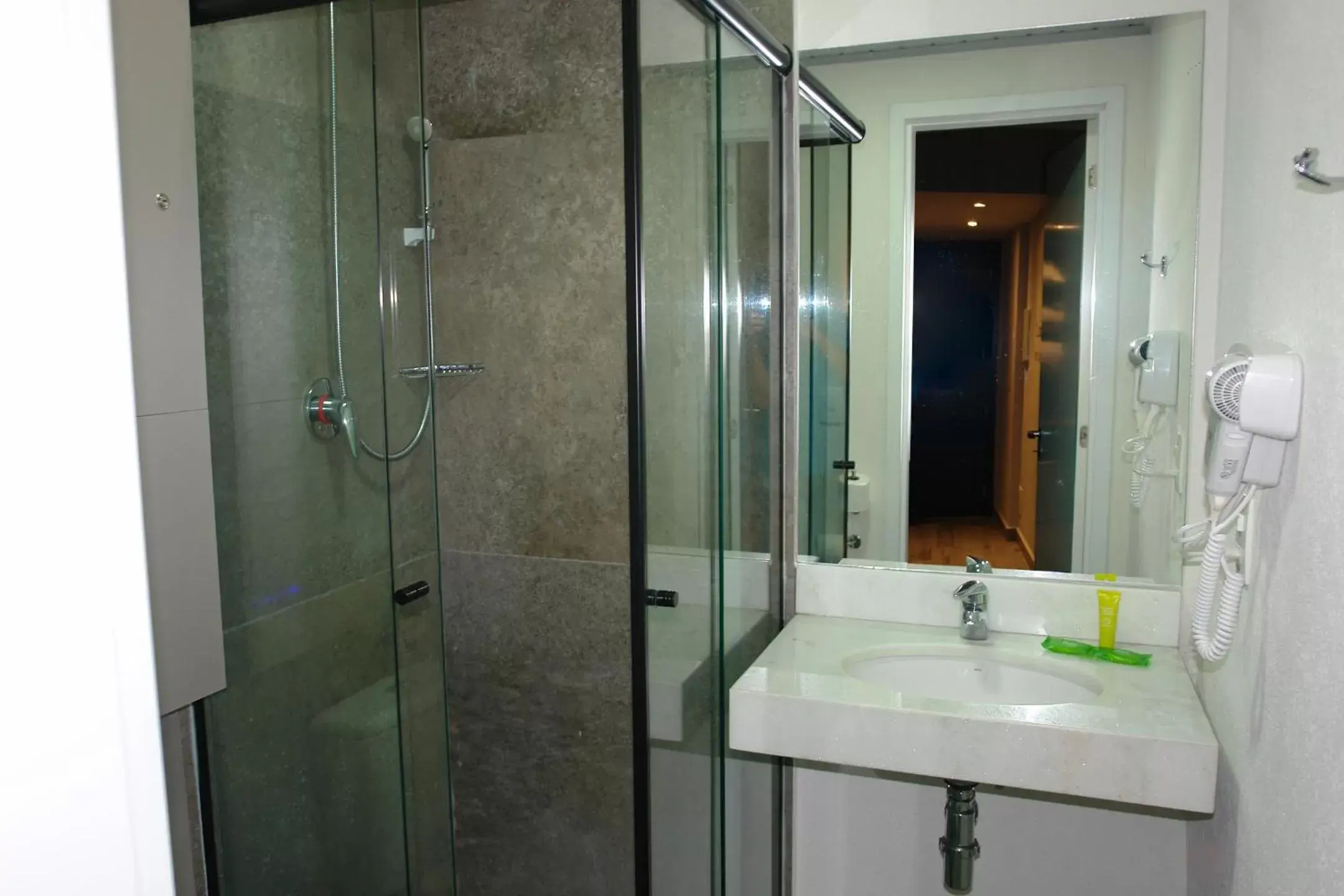 Shower, Bathroom in Íbis Styles Itaúna