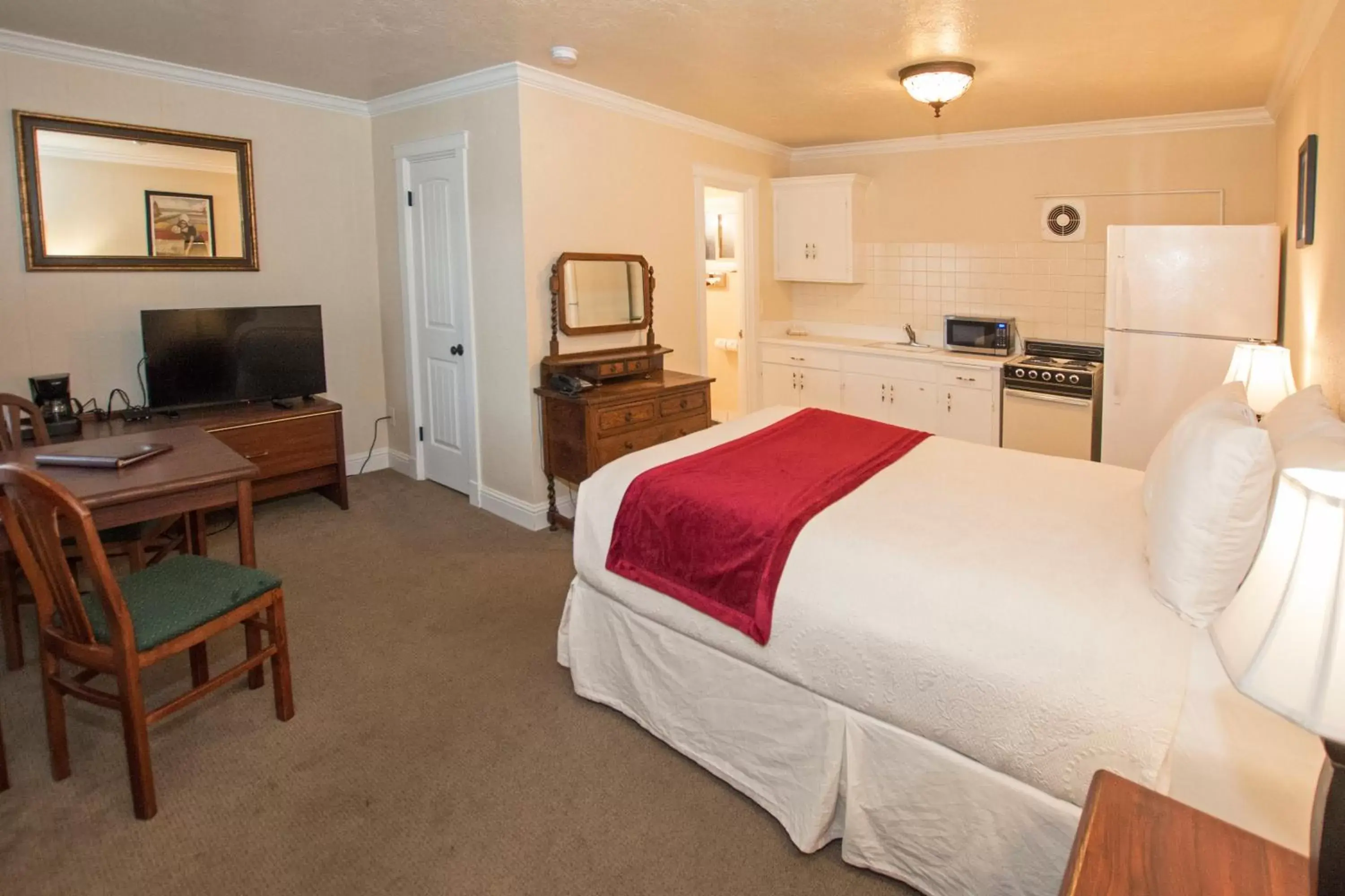 Photo of the whole room, Bed in Auld Holland Inn Photo of the whole room, Bed in Auld Holland Inn