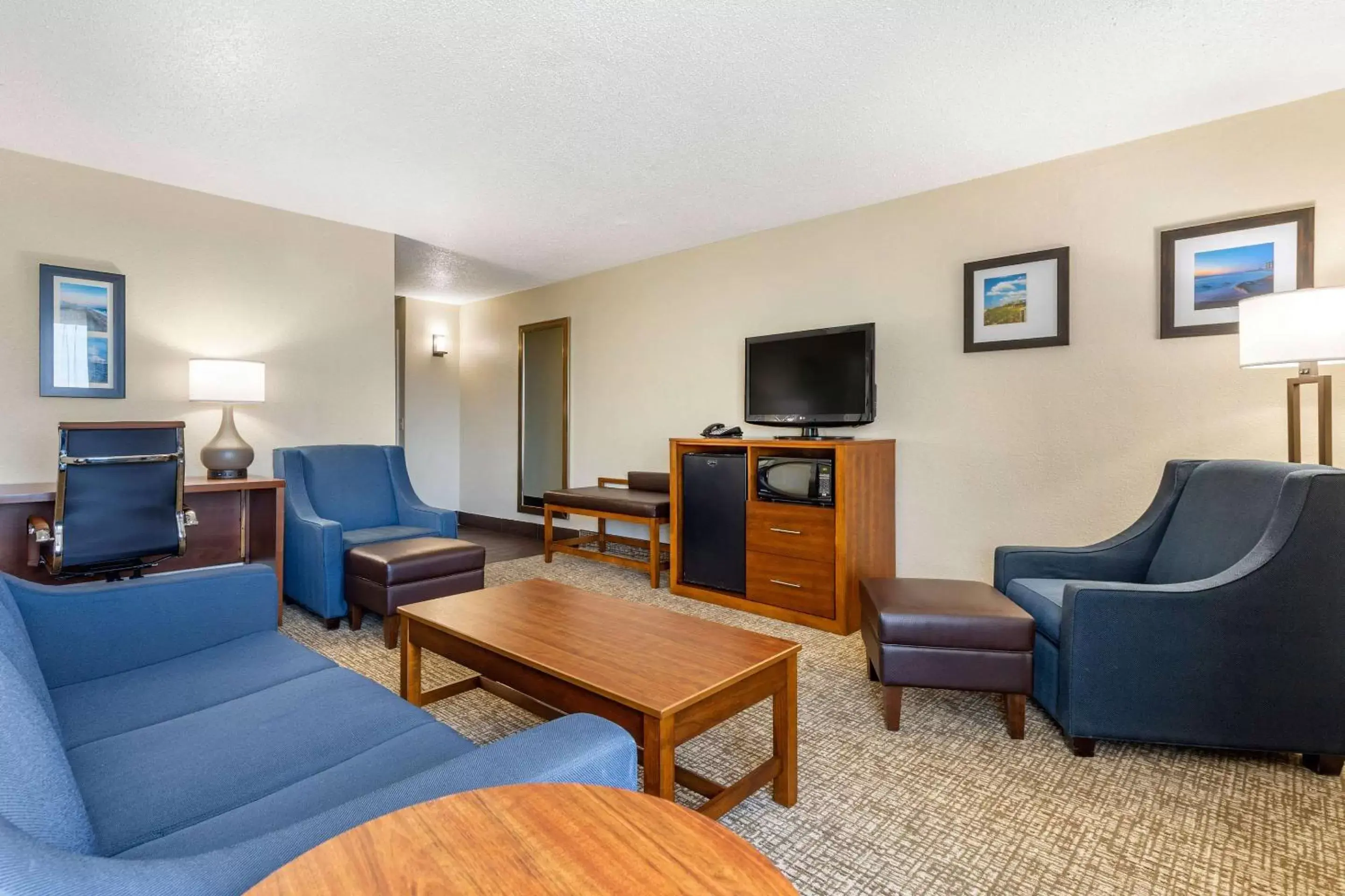Photo of the whole room, Seating Area in Comfort Inn University Wilmington