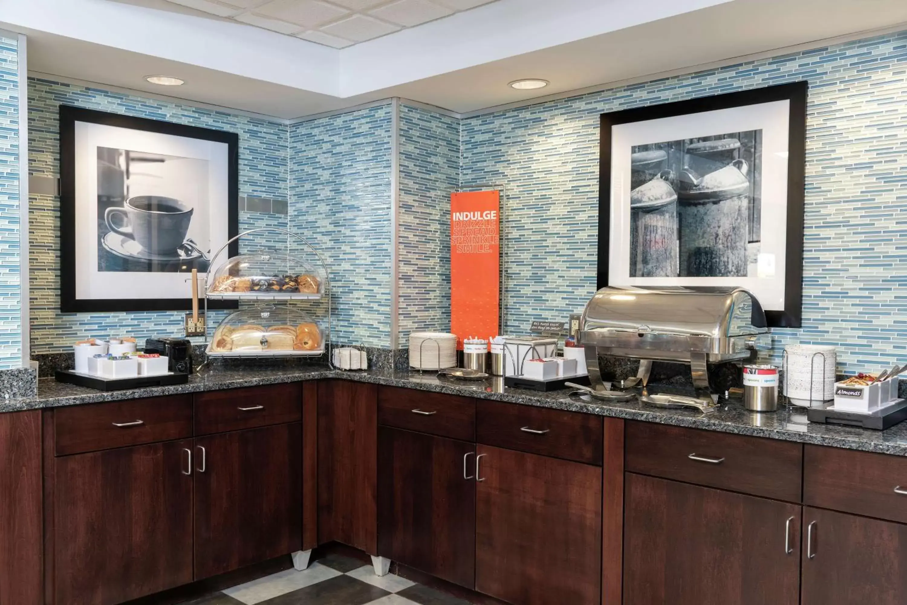 Dining area, Kitchen/Kitchenette in Hampton Inn Kent/Akron Area