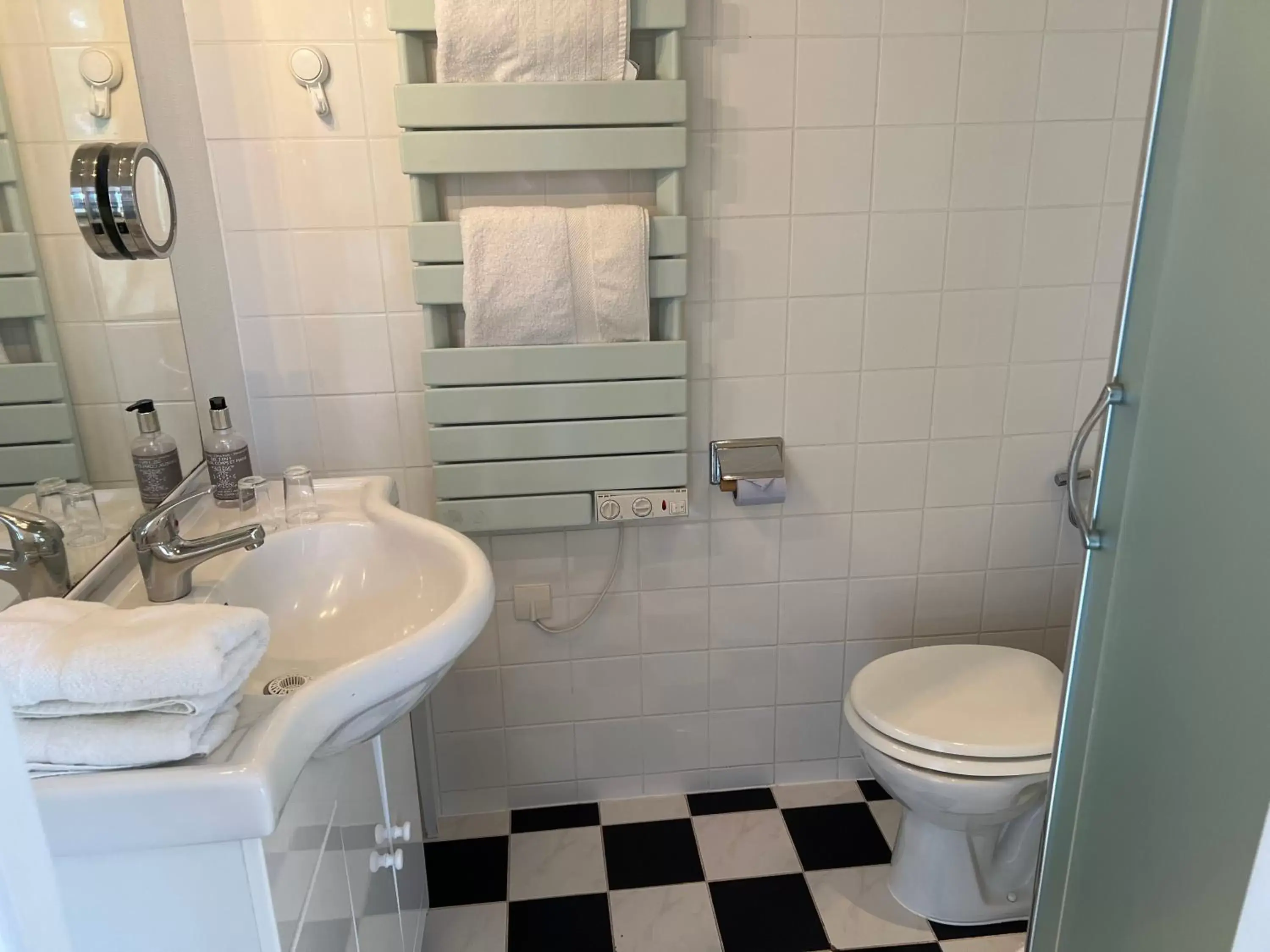 Bathroom in Hôtel Le Manoir