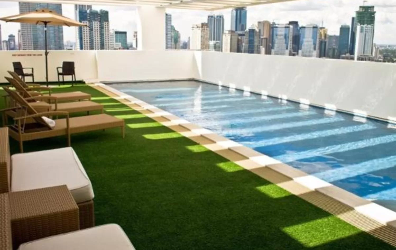 Swimming pool in Privato Ortigas