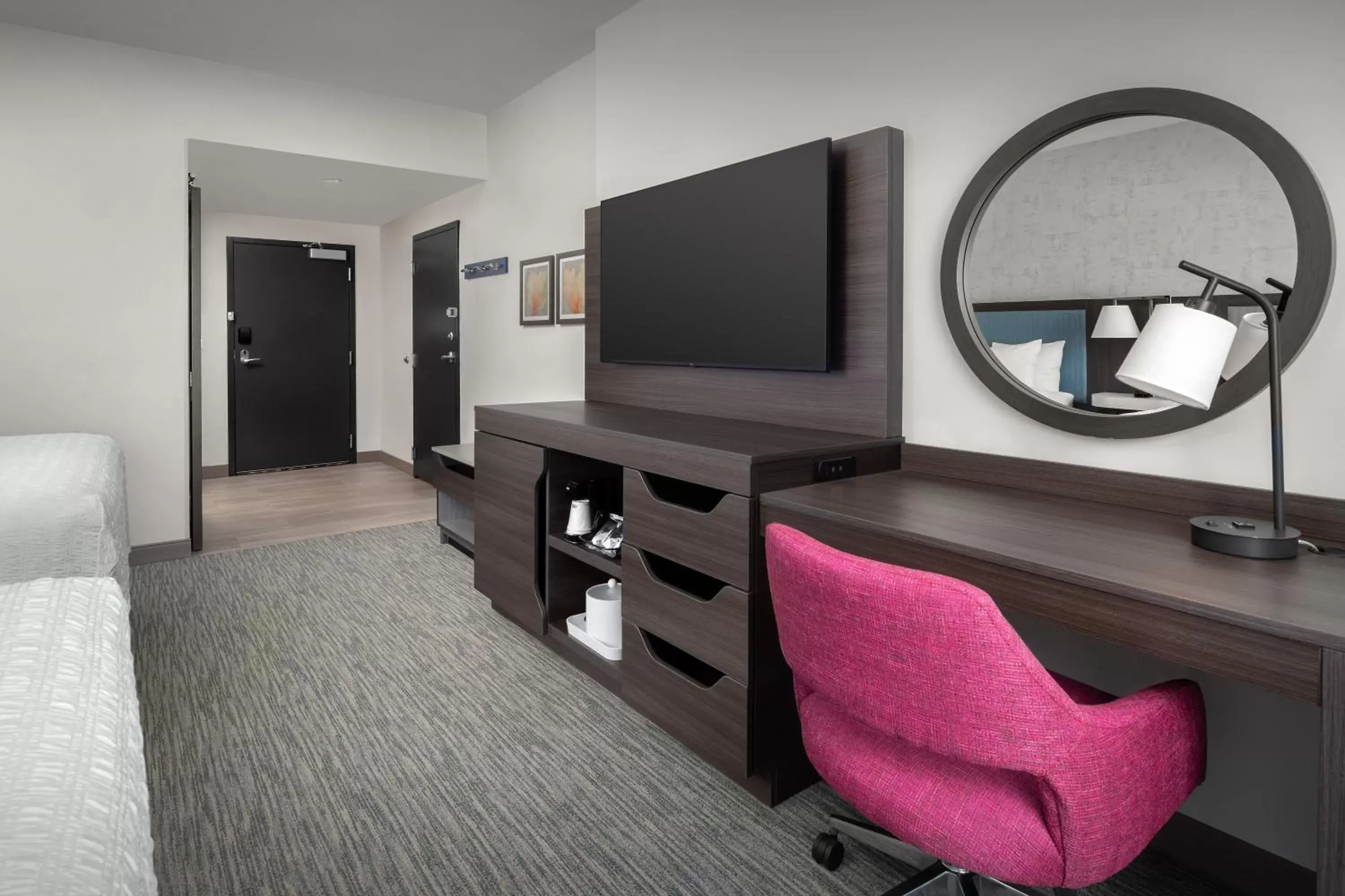 Bedroom, TV/Entertainment Center in Hampton Inn Delray Beach