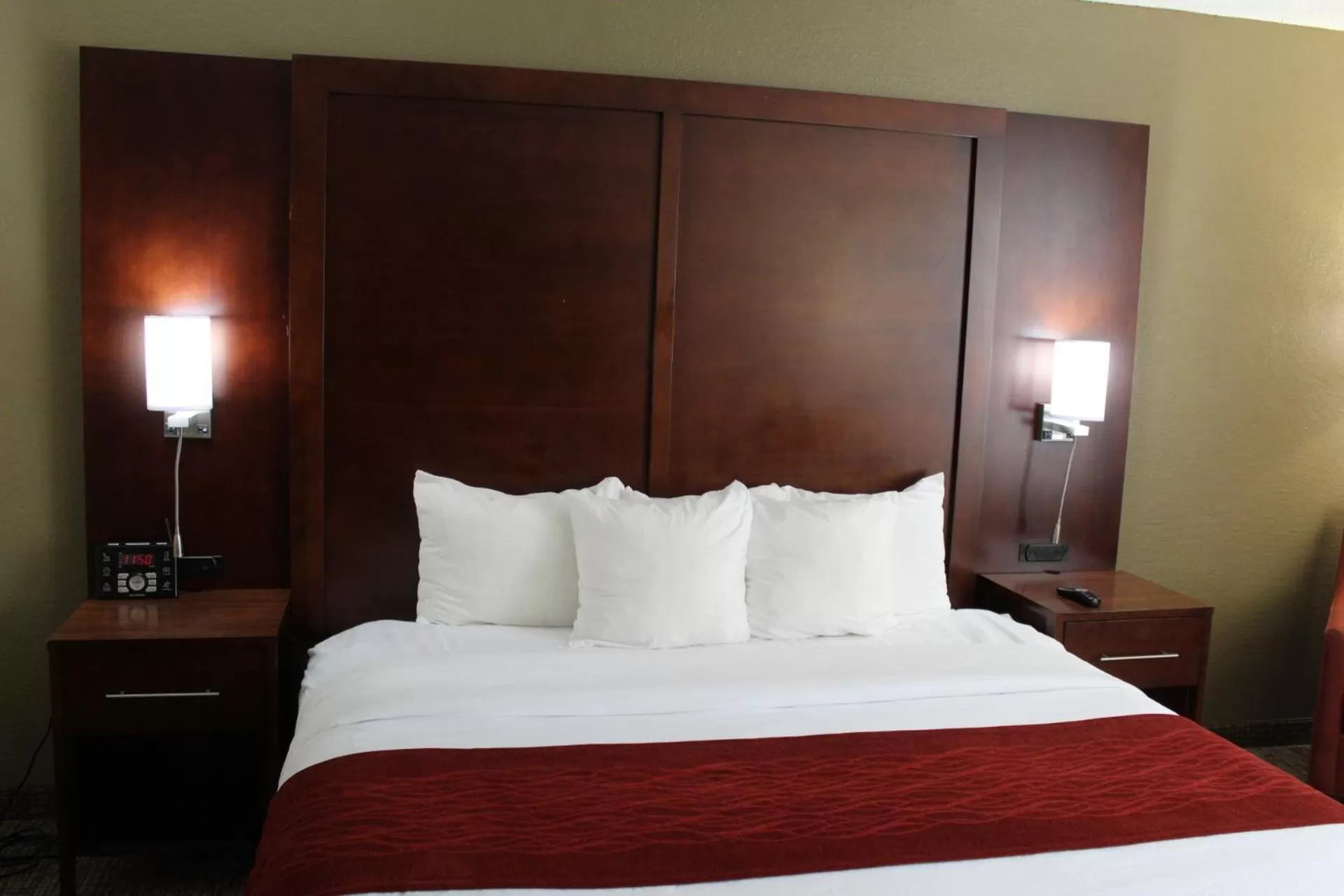 Bed in Comfort Inn Laurinburg