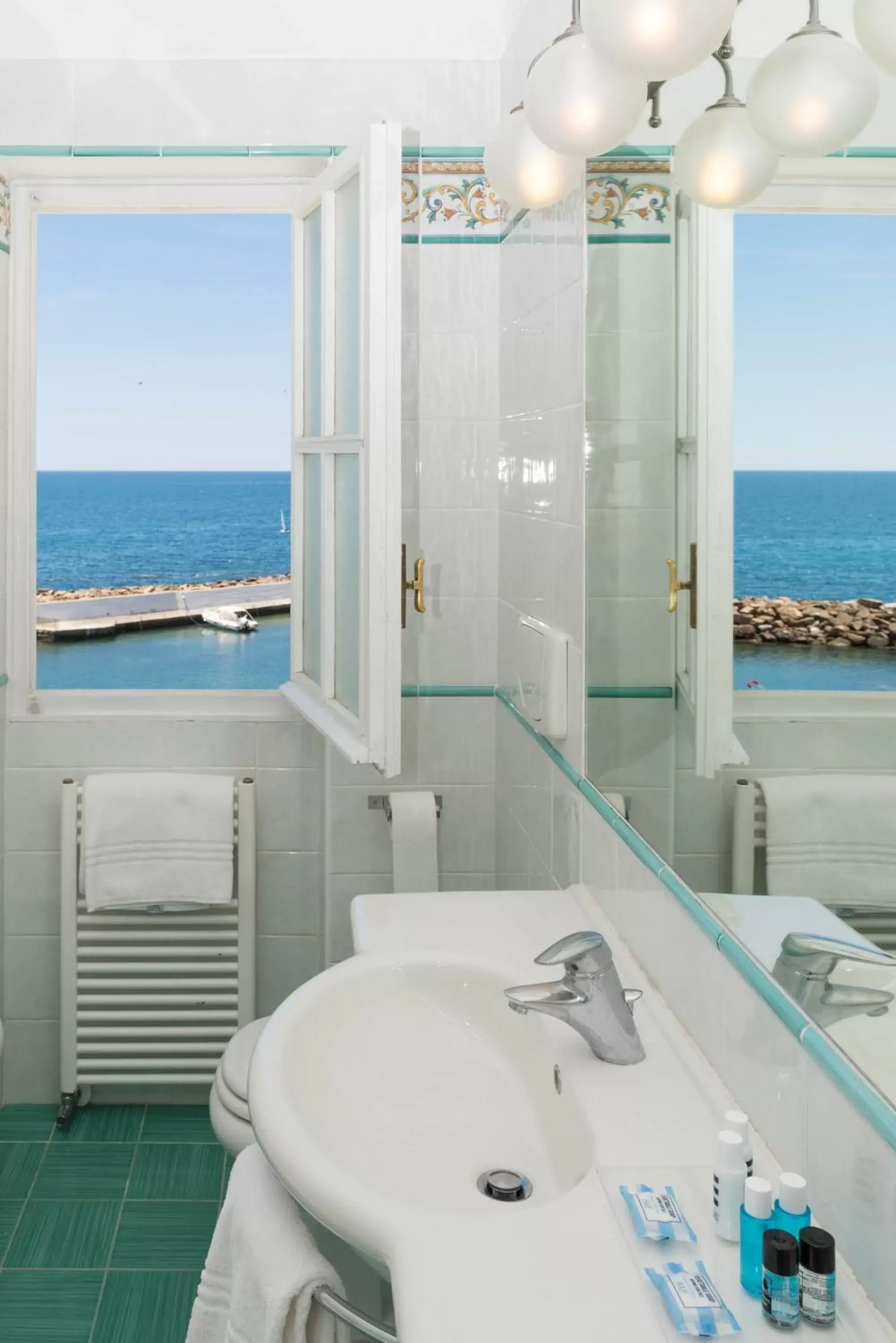 Bathroom in Mercure Civitavecchia Sunbay Park Hotel