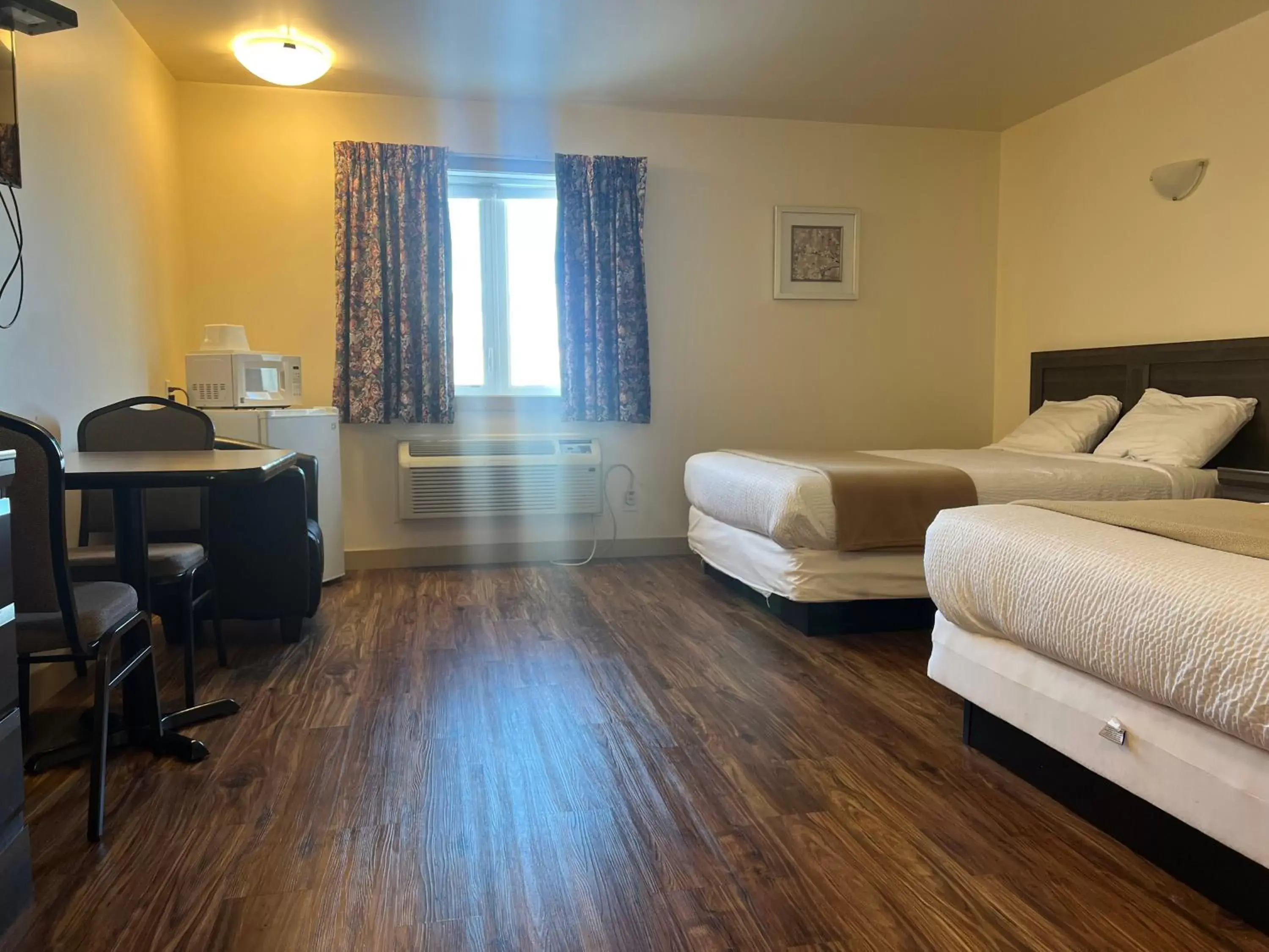 Bed, Seating Area in Sleep Suite Motel