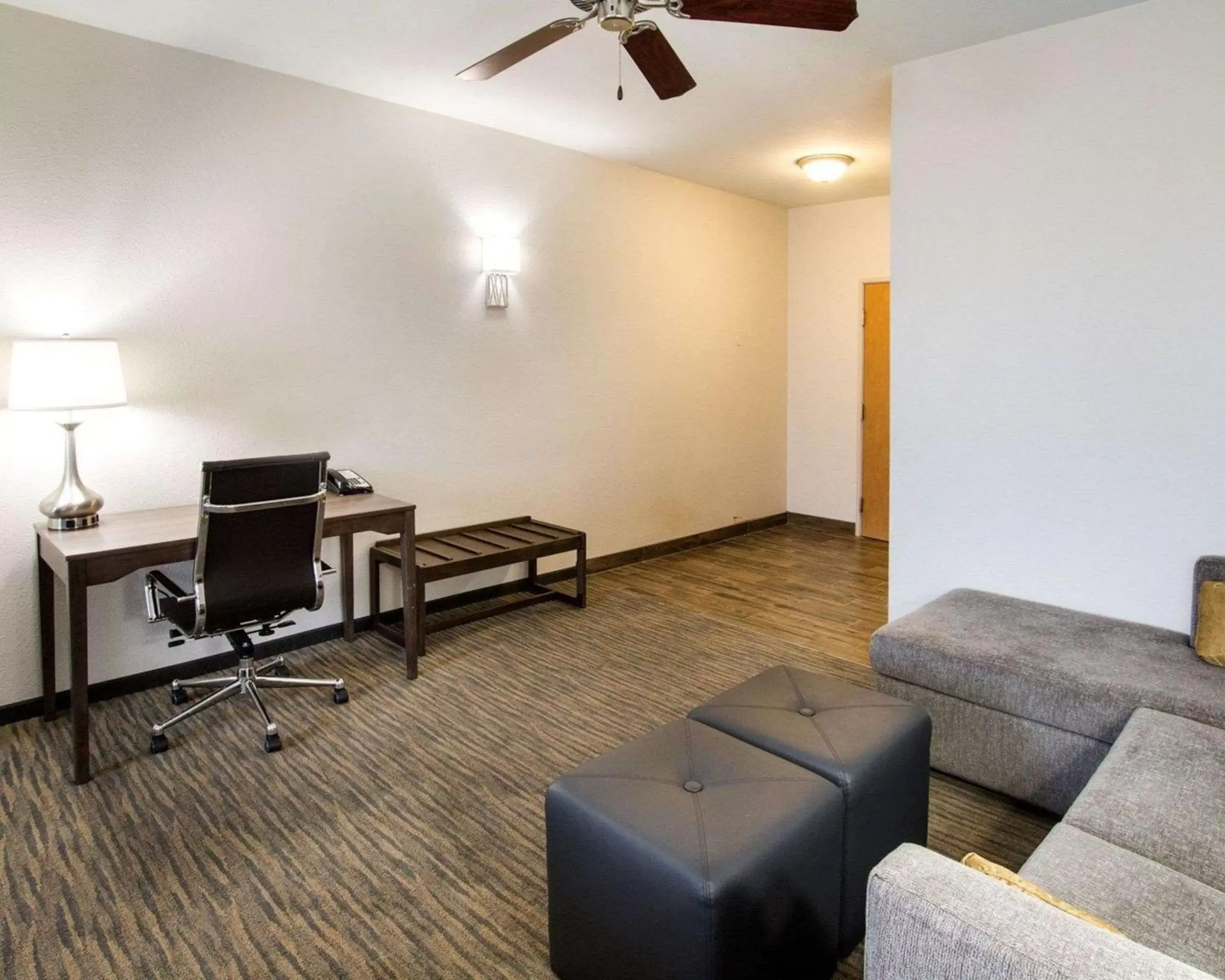 Photo of the whole room, Seating Area in Comfort Suites San Angelo near University