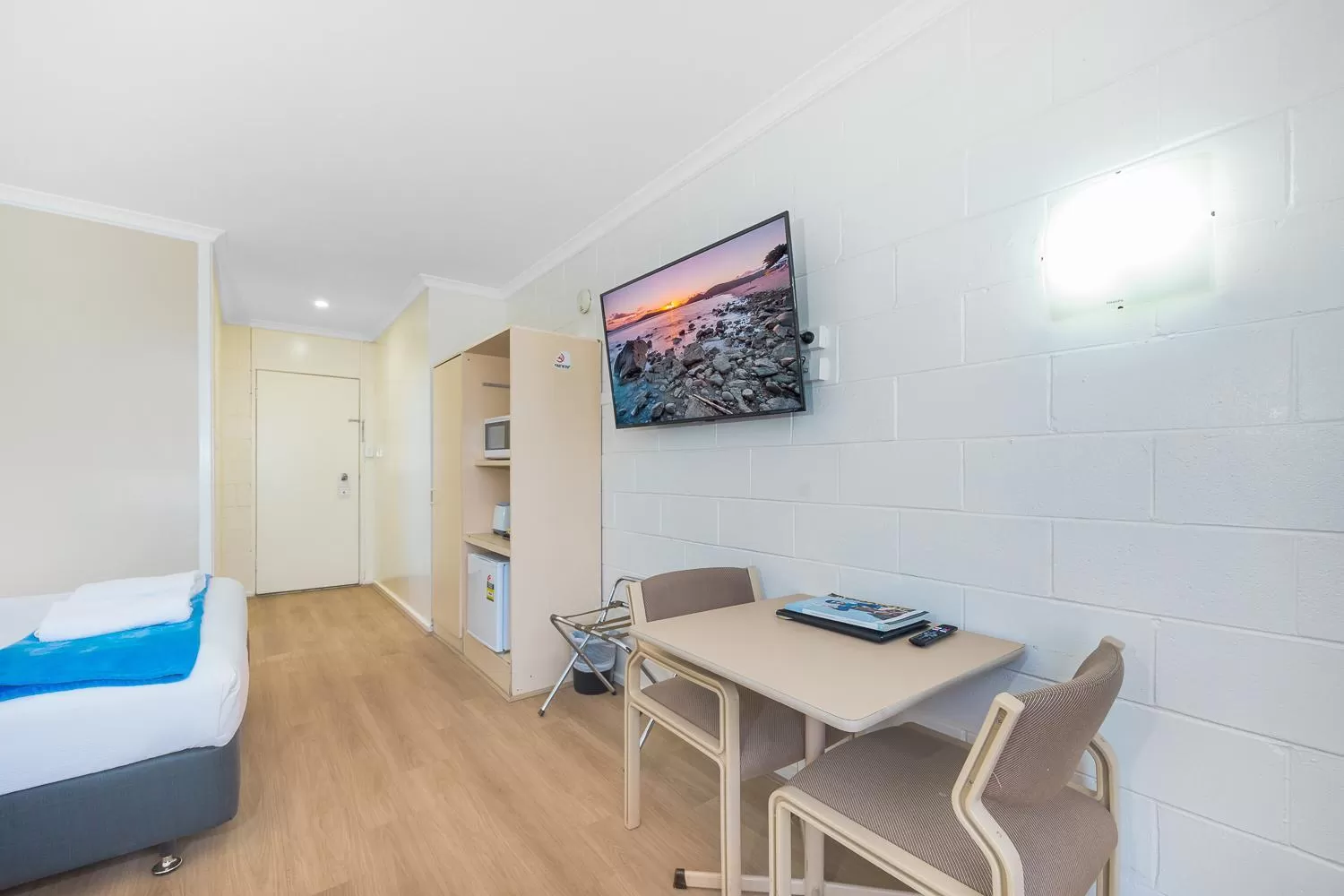 Bed in Plainsman Motel