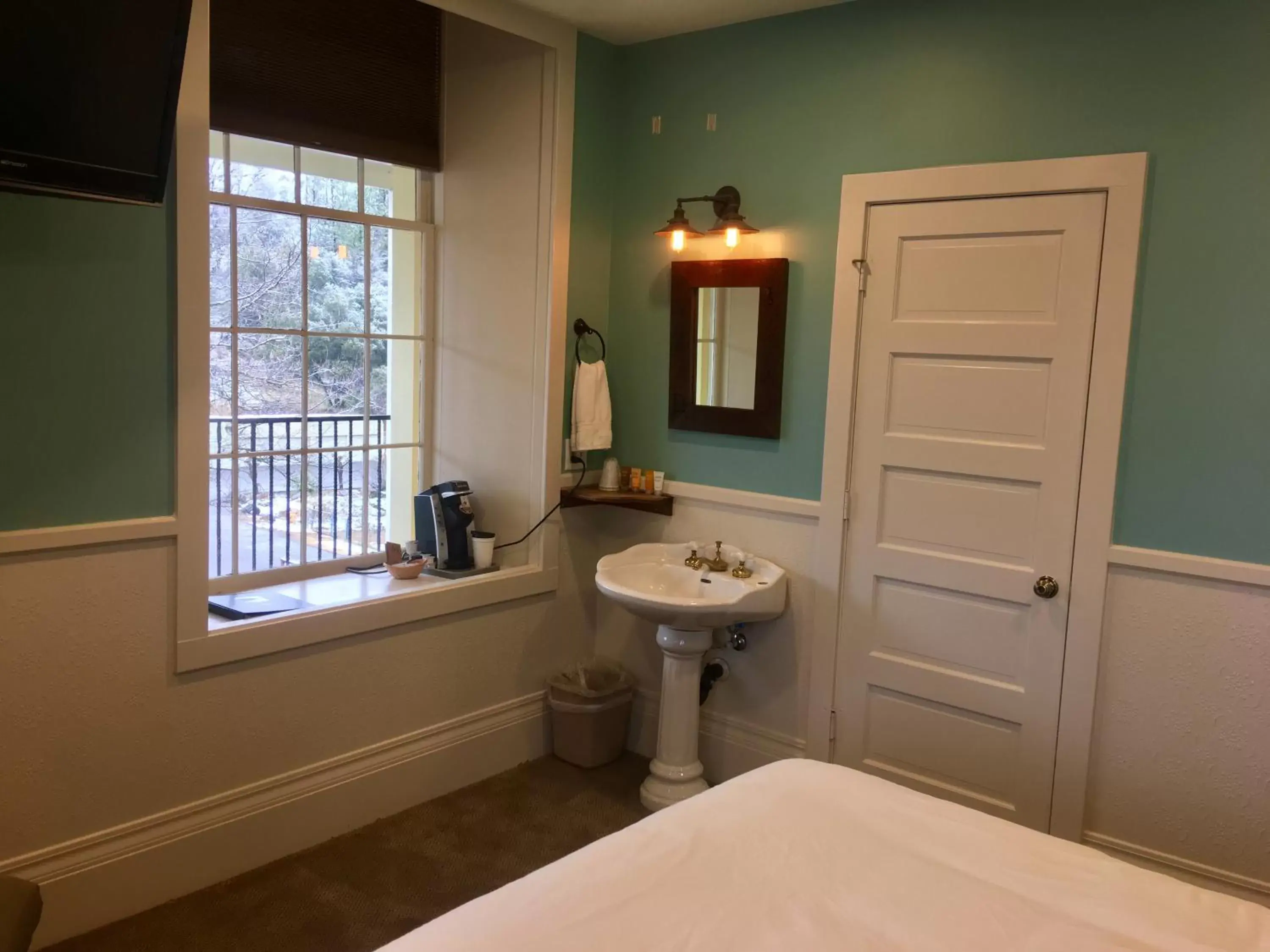 Bedroom, Bathroom in The Groveland Hotel