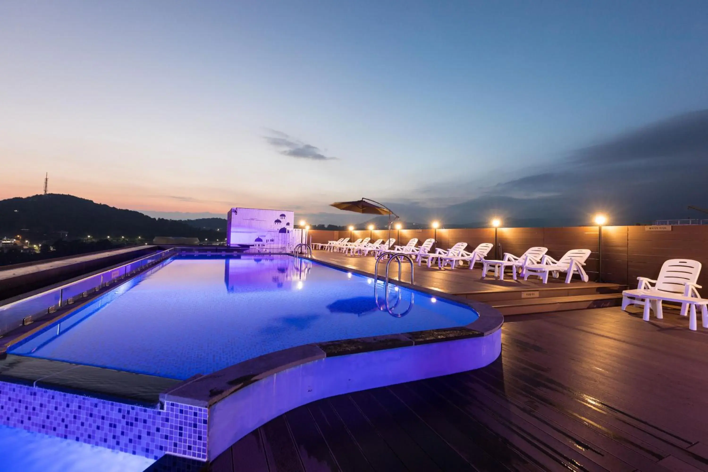 Balcony/Terrace, Swimming Pool in Casaloma hotel