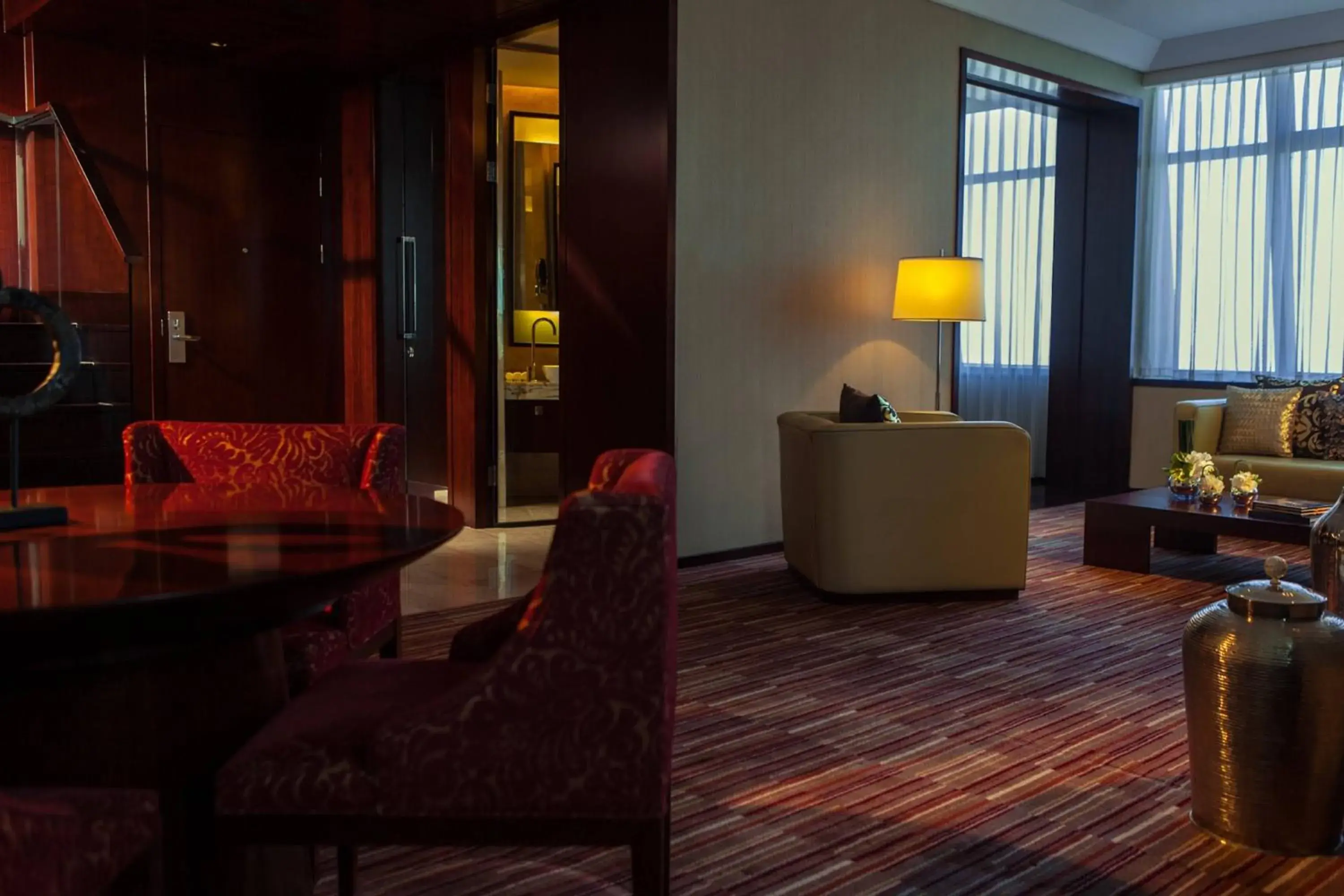 Bedroom, Seating Area in Renaissance Shanghai Zhongshan Park Hotel