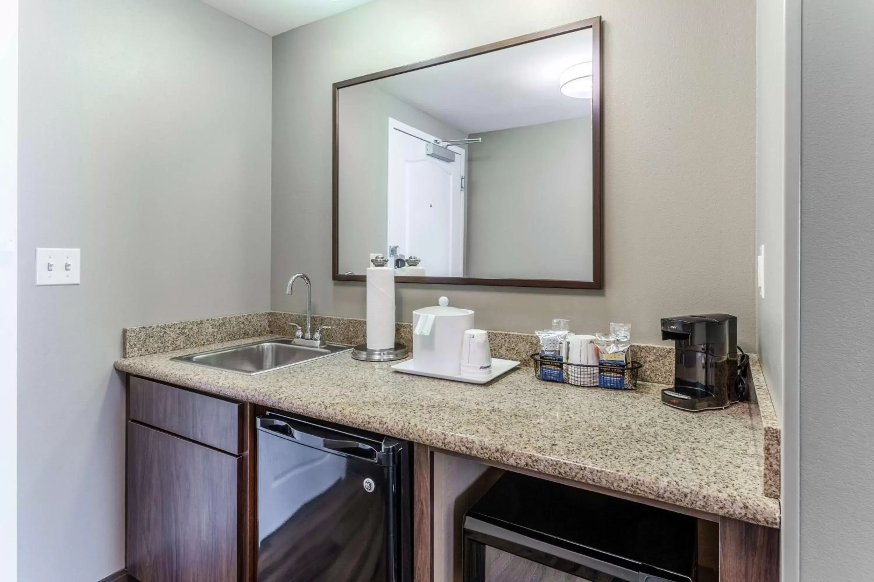 Photo of the whole room, Bathroom in Hampton Inn & Suites Chicago - Libertyville