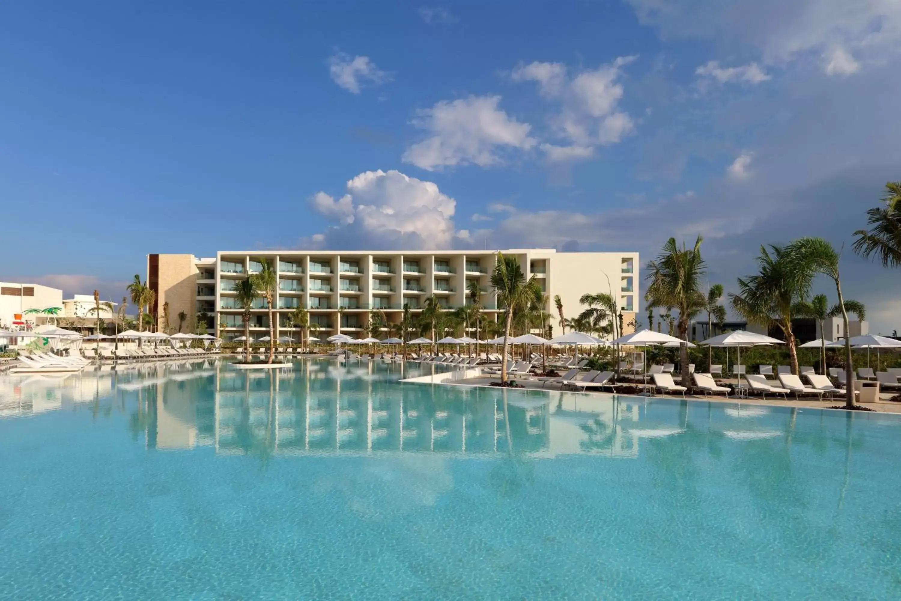 Property building, Swimming Pool in Grand Palladium Costa Mujeres Resort & Spa - All Inclusive