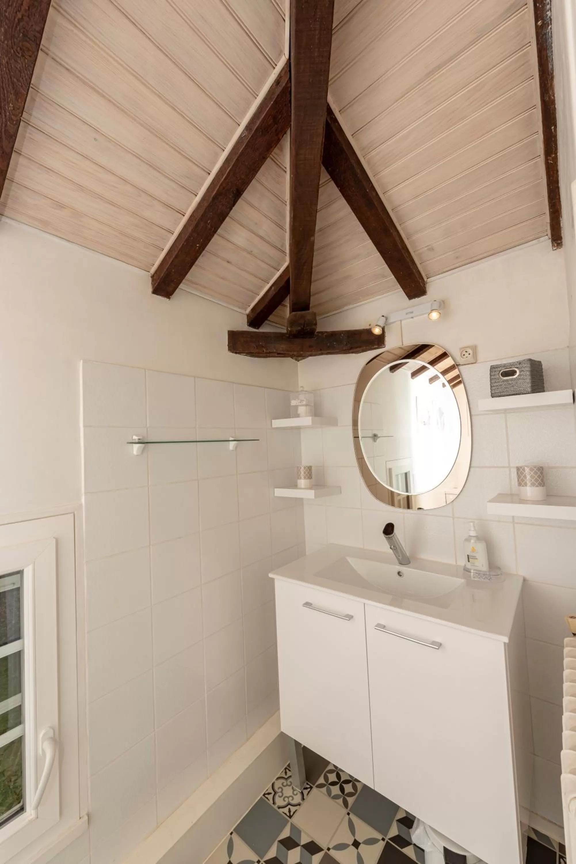 Bathroom in Chambres d'hôtes de charme au REFUGE DU PEINTRE prés de St Emilion