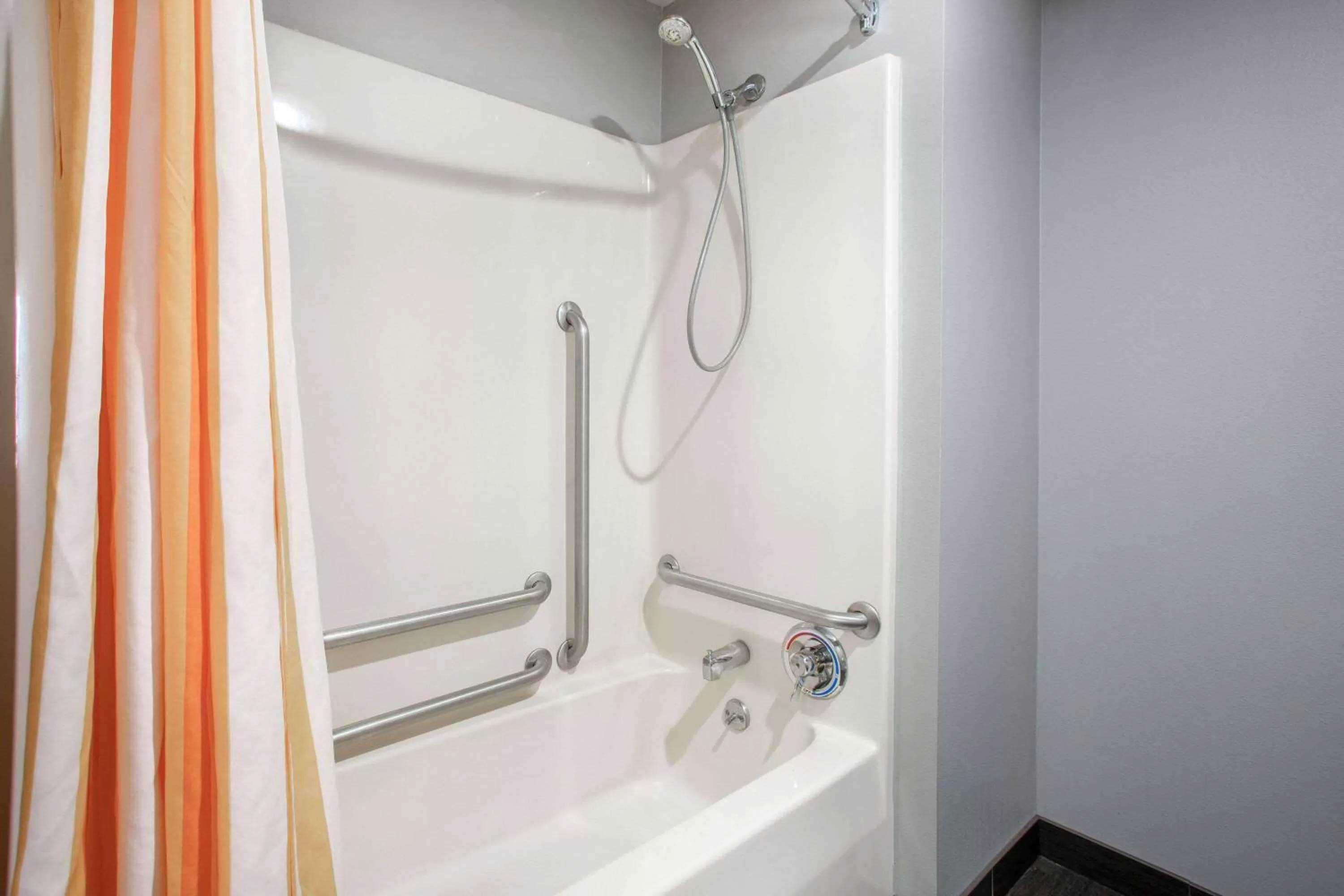 Bathroom in La Quinta Inn by Wyndham St. Louis Hazelwood - Airport North