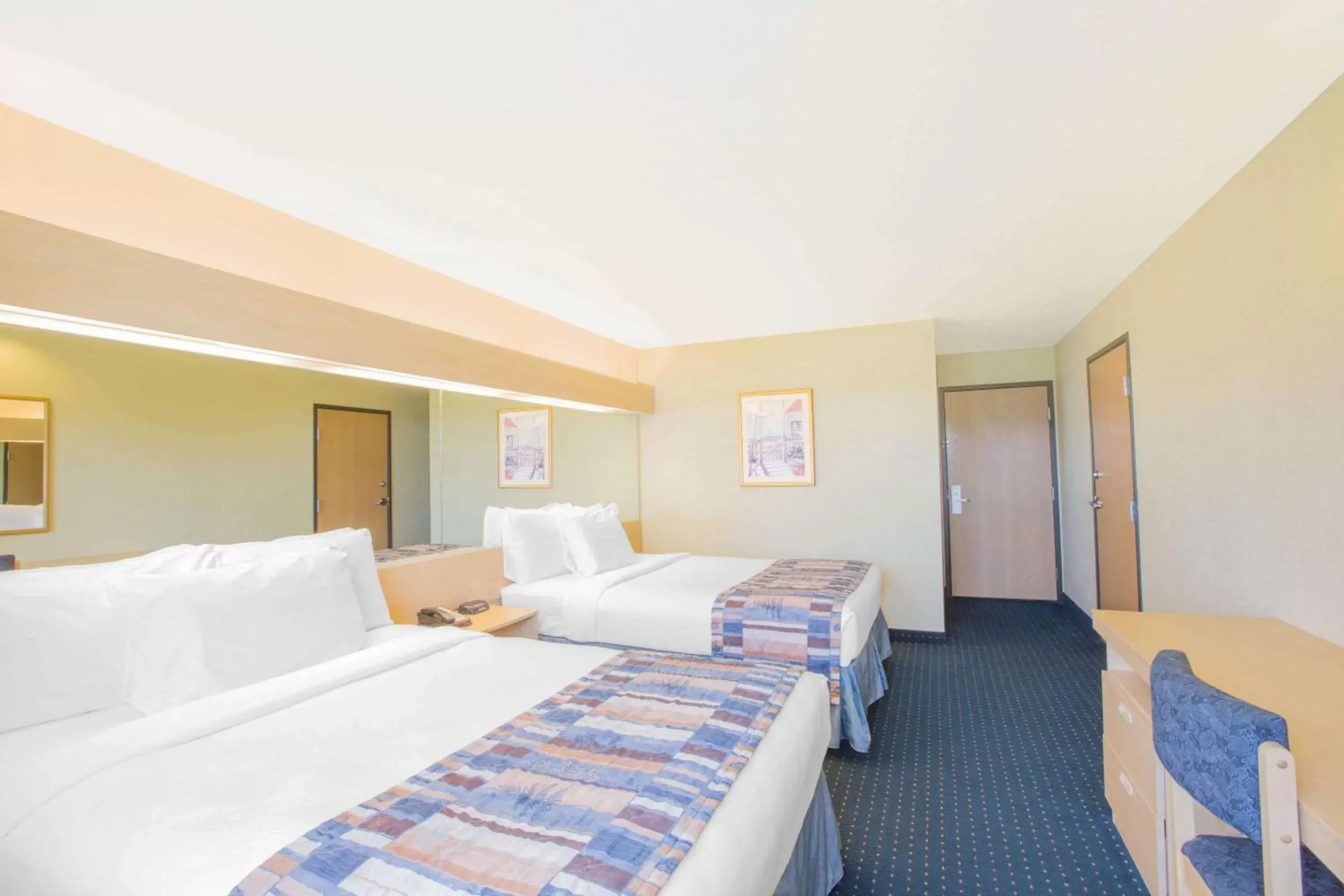 Photo of the whole room, Bed in Microtel Inn & Suites by Wyndham Albertville