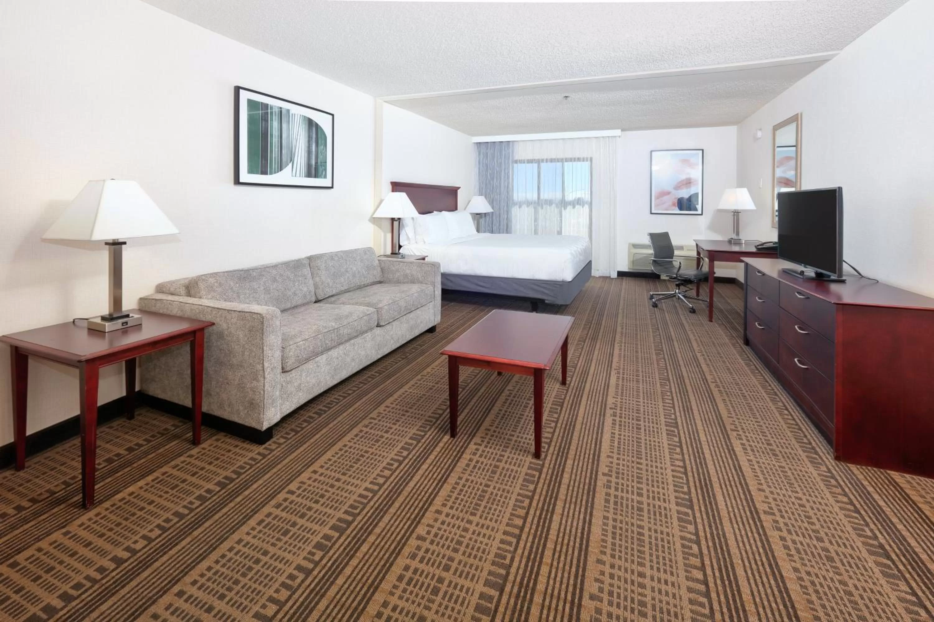 Photo of the whole room, Bed in Holiday Inn & Suites Santa Maria by IHG