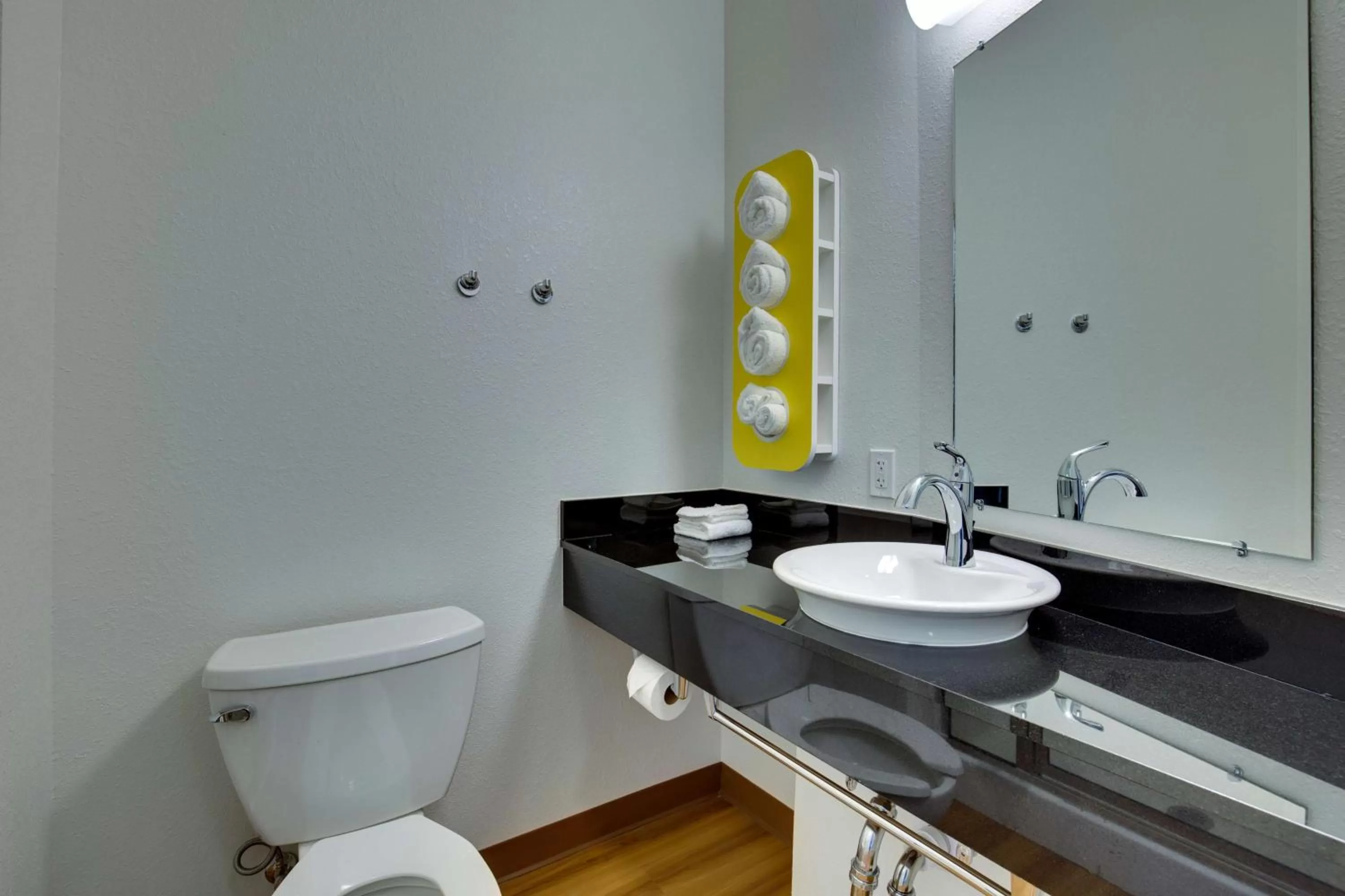 Photo of the whole room in Motel 6 Poplar Bluff, MO