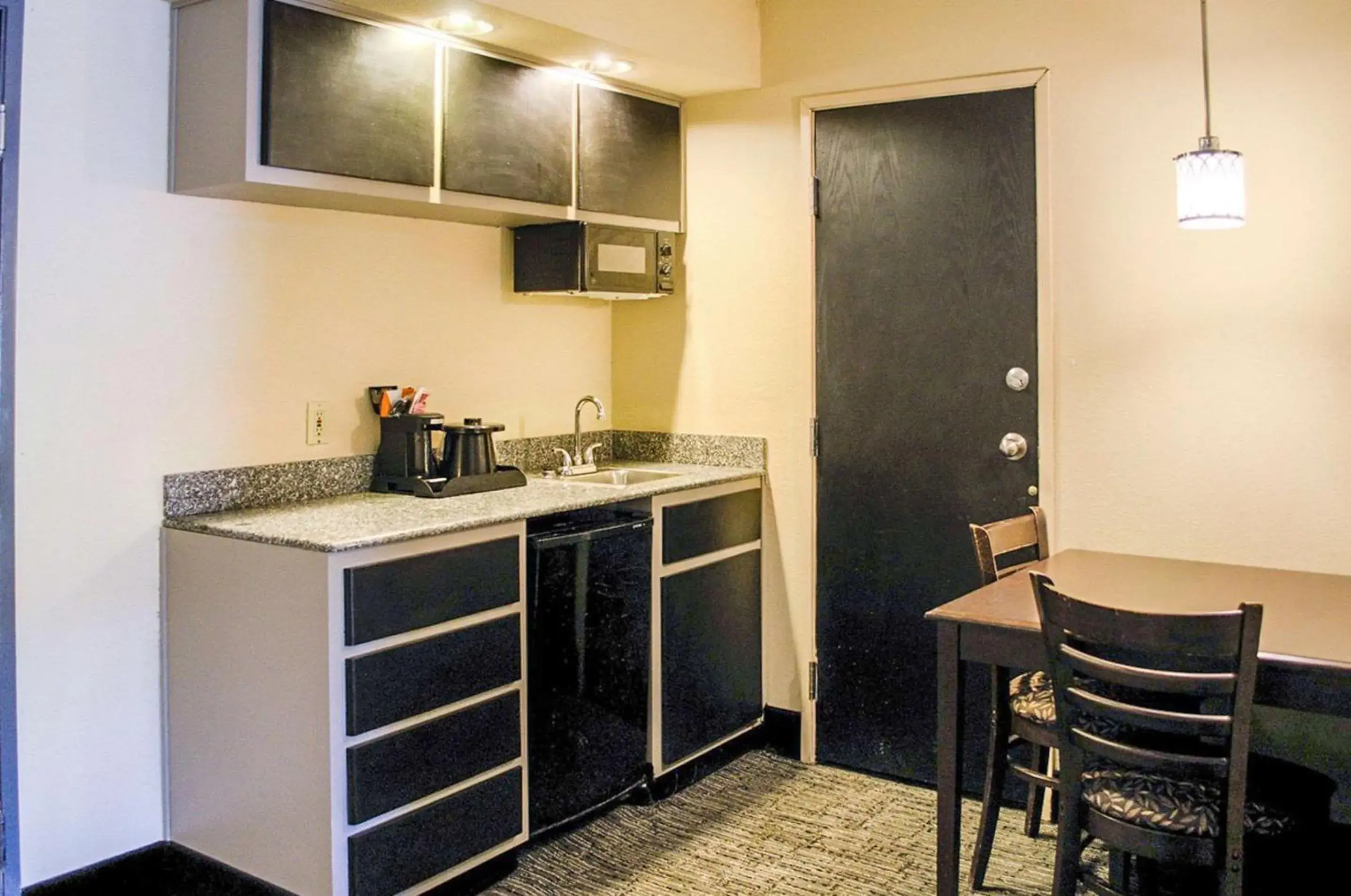 Photo of the whole room, Kitchen/Kitchenette in Quality Inn & Suites at Airport Blvd I-65