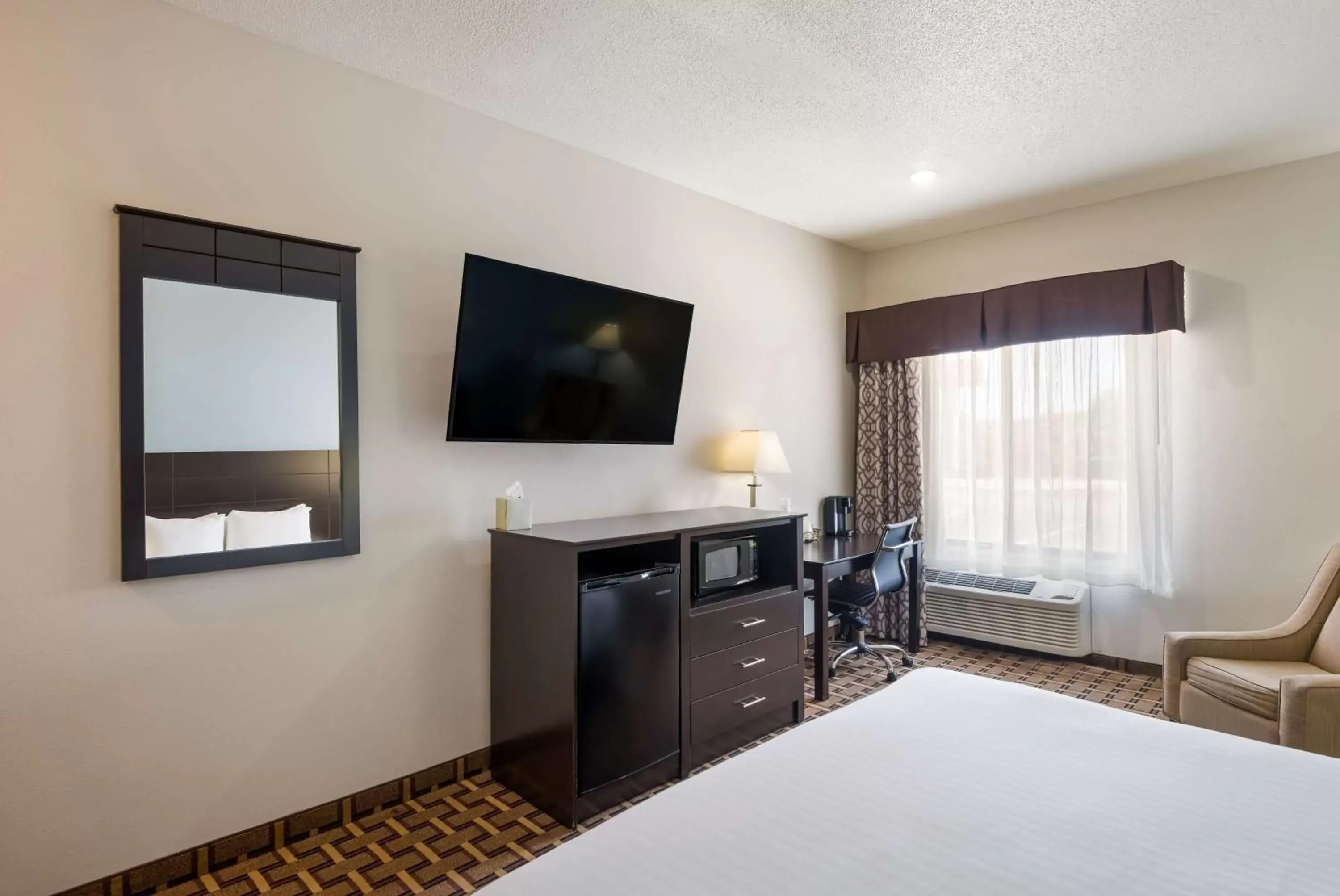 Bedroom, TV/Entertainment Center in SureStay Plus Hotel by Best Western Coralville Iowa City