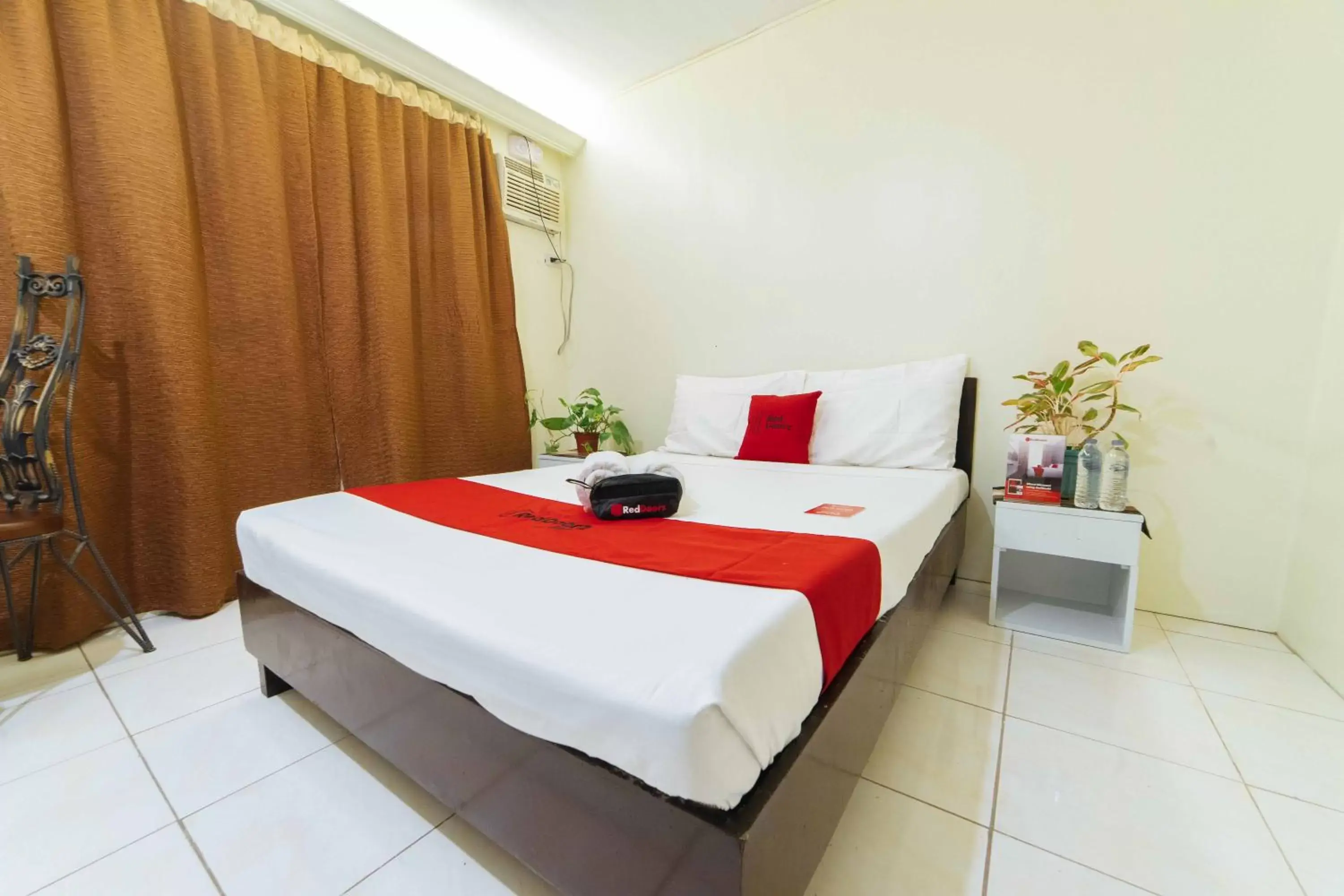 Bedroom, Bed in RedDoorz @ Ledesco Avenue Lapaz Iloilo Bedroom, Bed in RedDoorz @ Ledesco Avenue Lapaz Iloilo