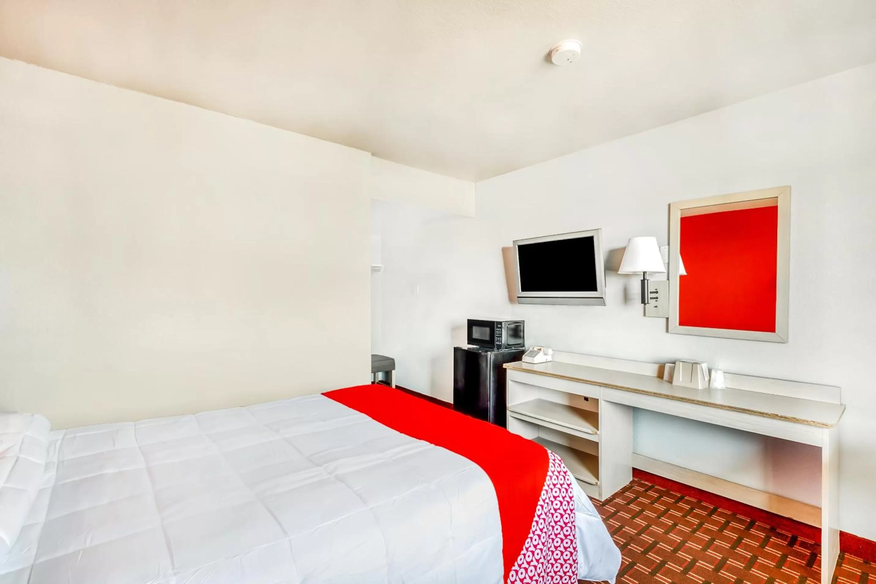 Bedroom, Bed in OYO Hotel Houston Southwest I-69