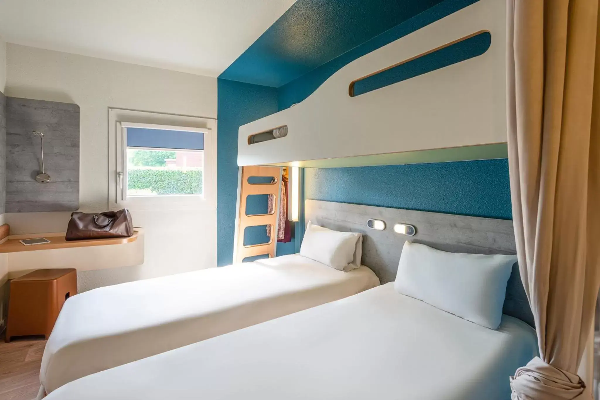 Triple Room with Three Single Beds in Ibis budget Rouen Petit Quevilly Triple Room with Three Single Beds in Ibis budget Rouen Petit Quevilly