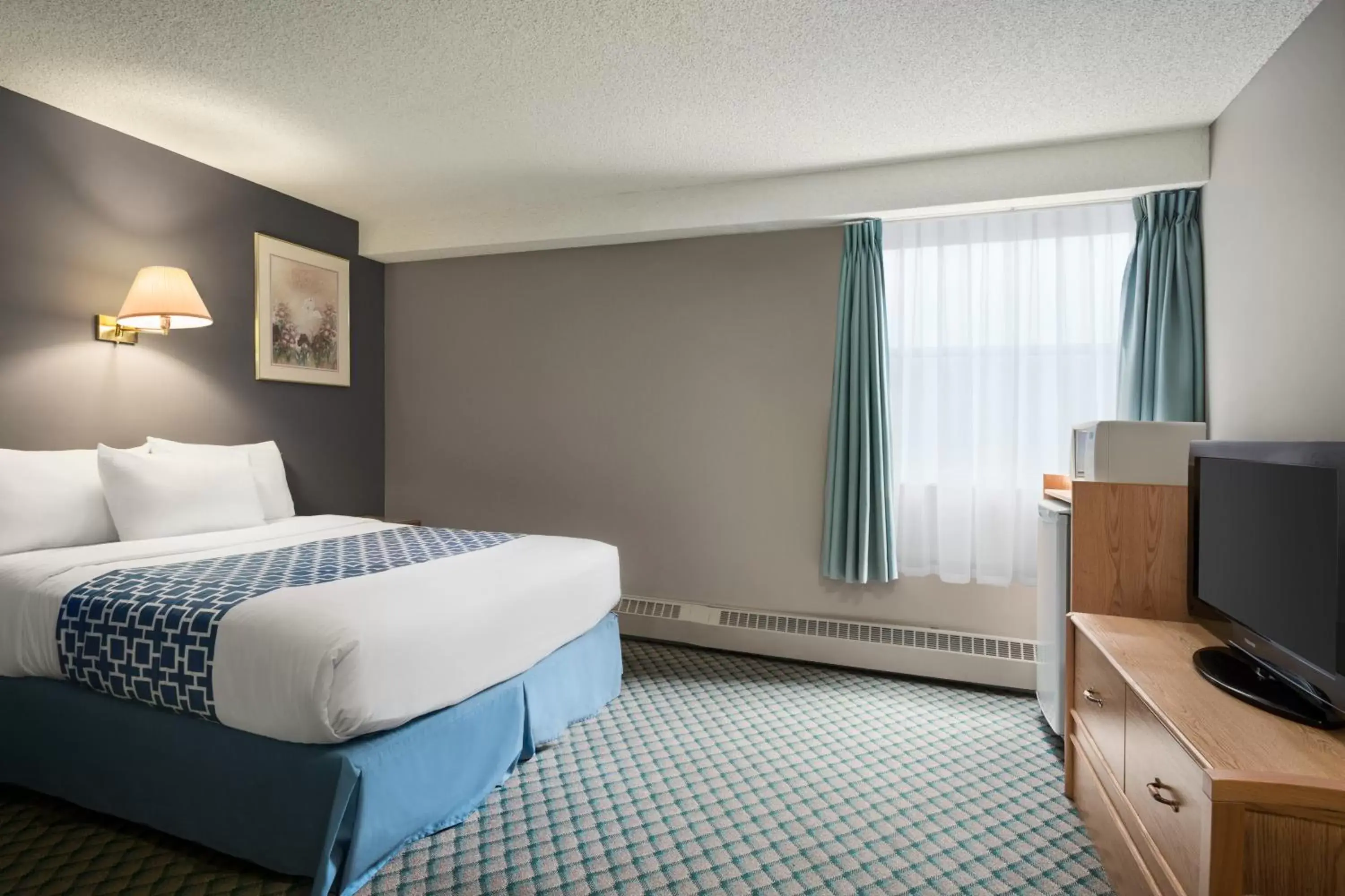 Bedroom, Bed in Travelodge by Wyndham Edmonton Airport