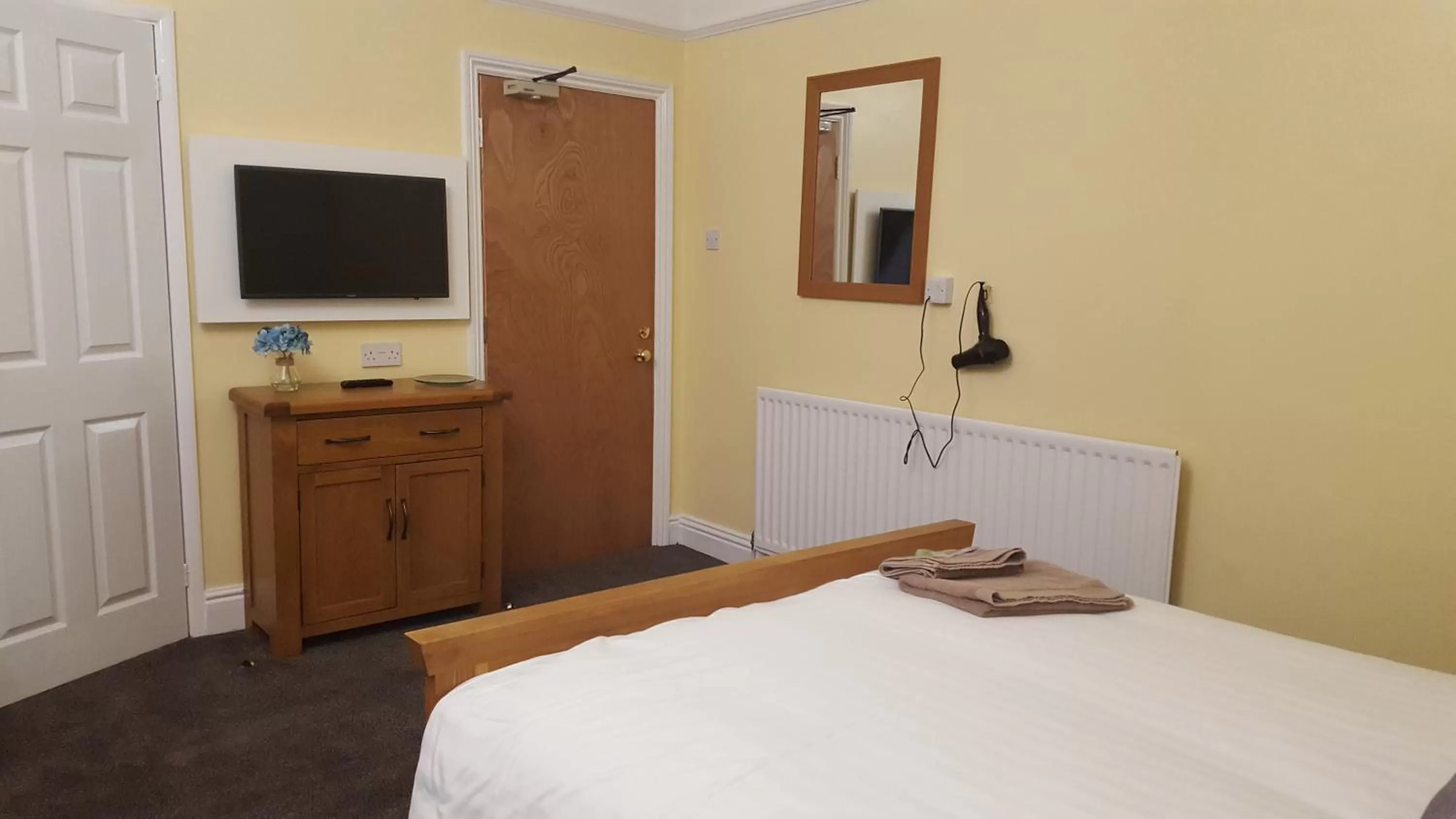 Bed, TV/Entertainment Center in The Beacon Hotel