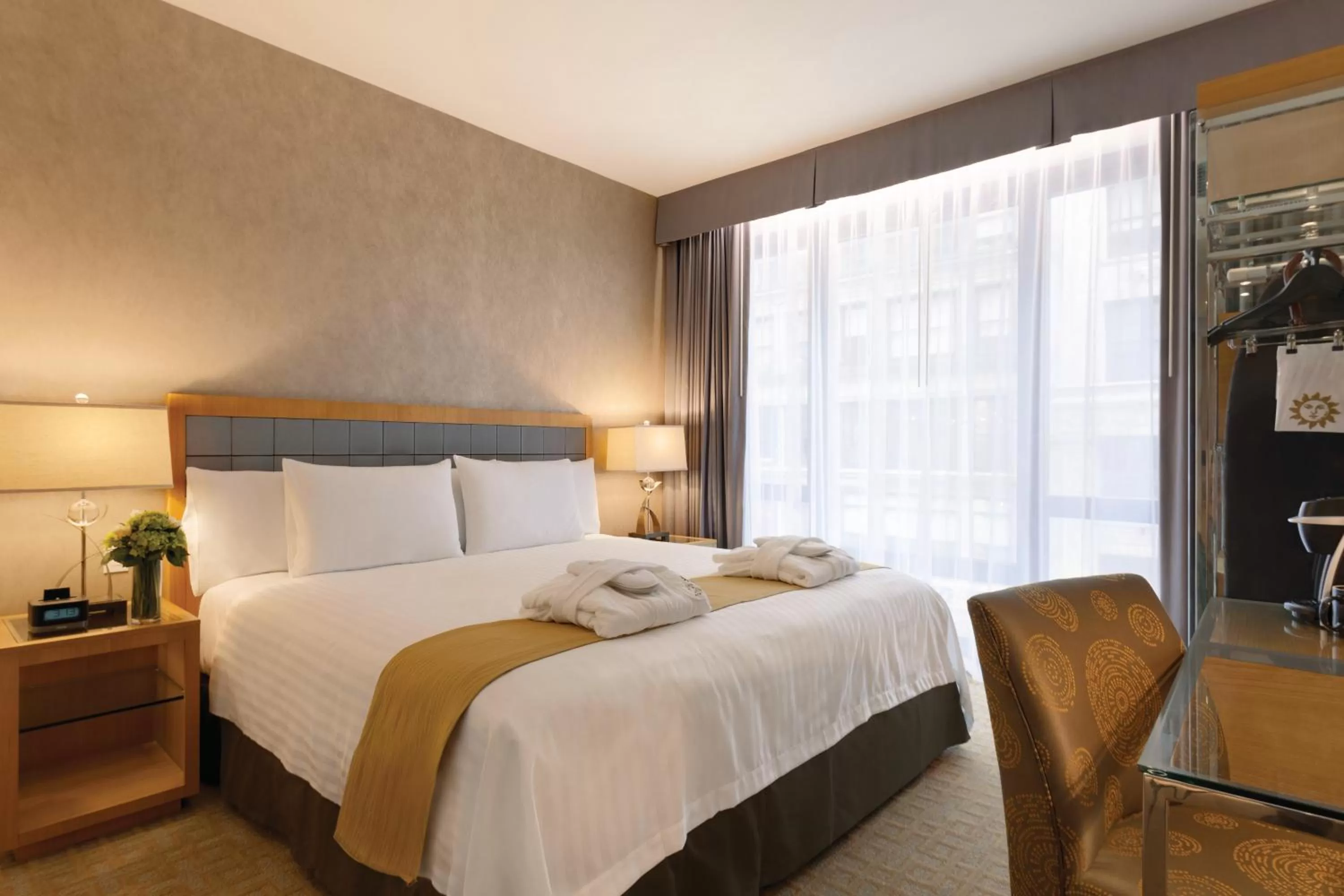 Photo of the whole room, Bed in Executive Hotel Le Soleil New York