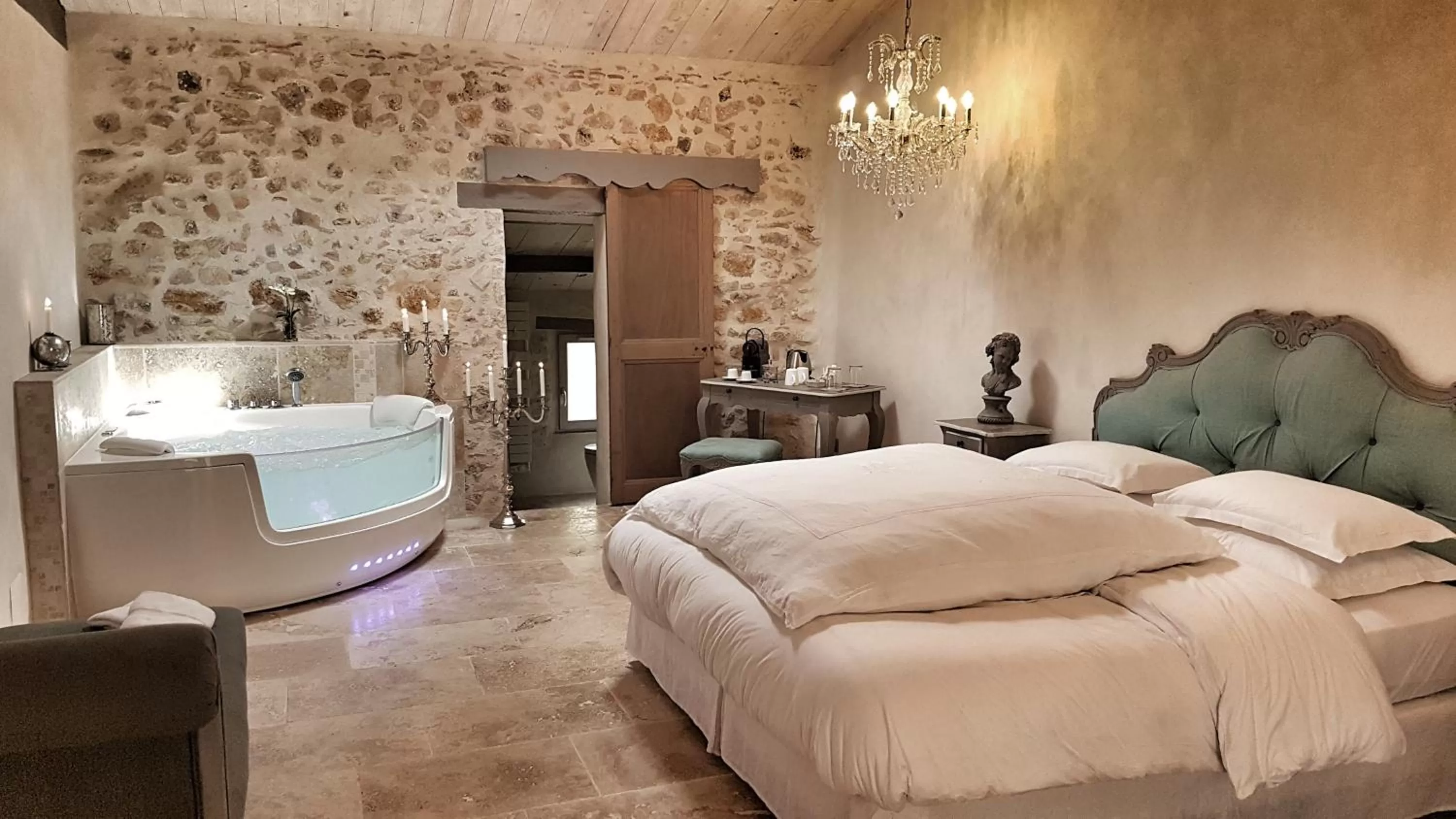 Photo of the whole room, Bed in Le Domaine Saint Martin